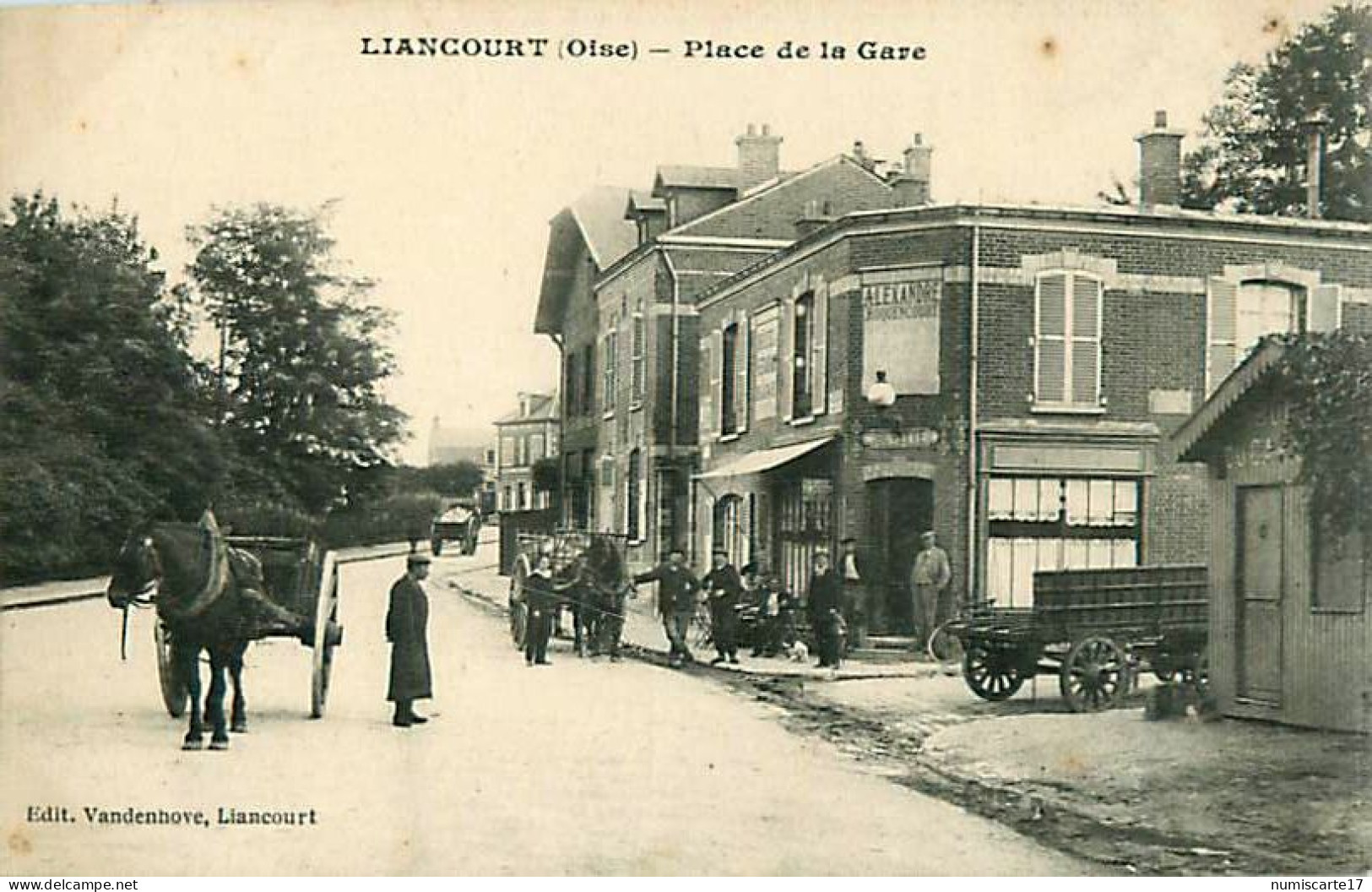 Cpa LIANCOURT 60 Place De La Gare - Animée, Buvette Alexandre Roquencourt ( Auj. Sun Kafe ) - Liancourt