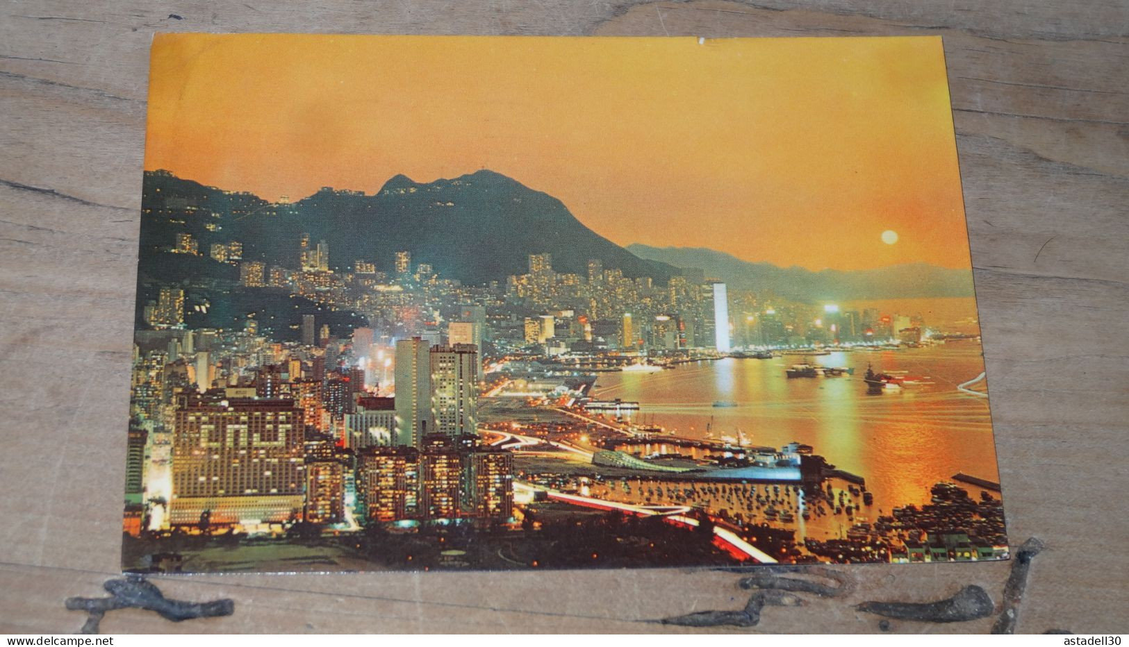 Timbre HONG KONG Sur Cpa - 1981  ............. BOITE1  ....... 573 - Briefe U. Dokumente