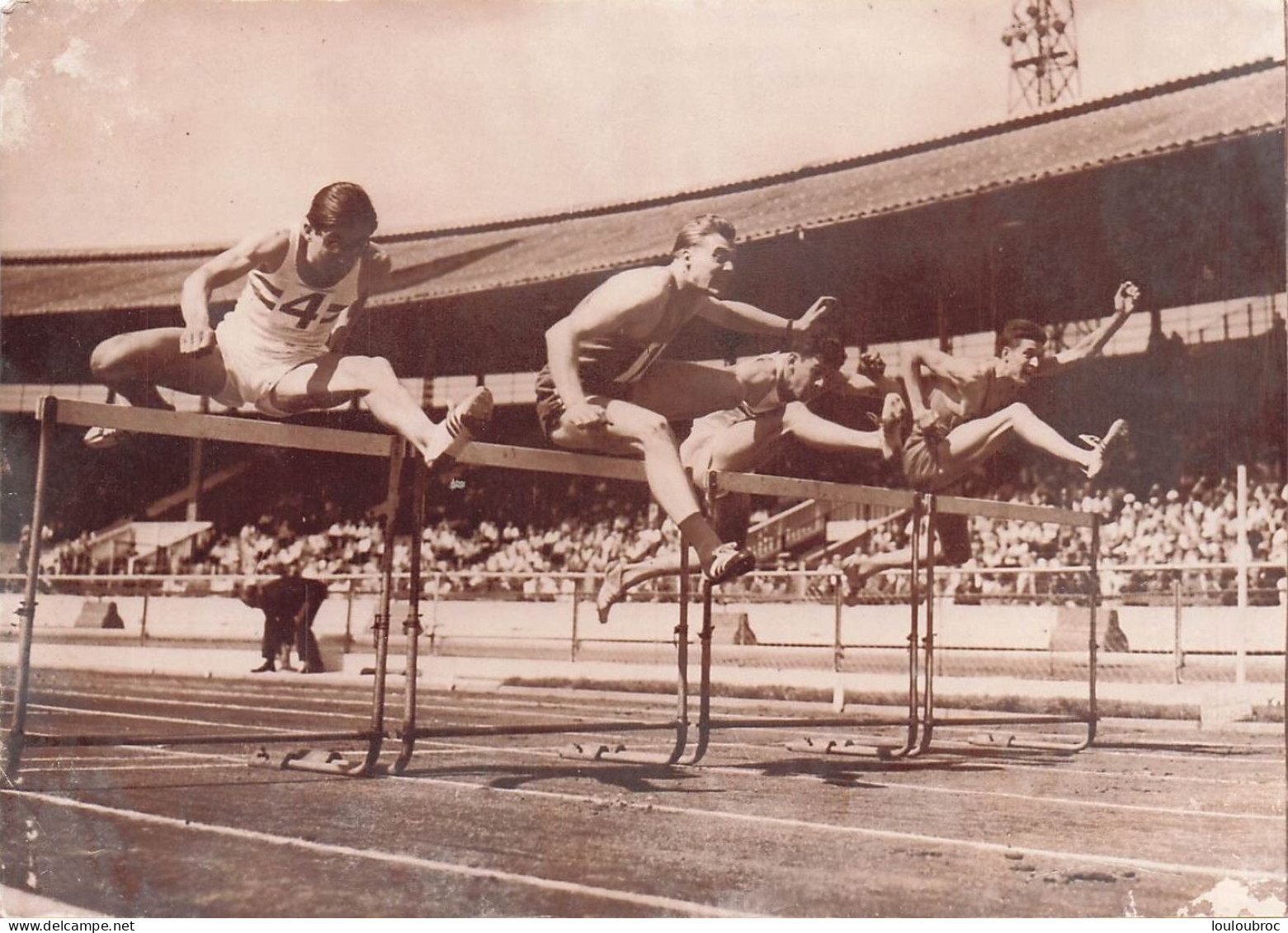 ATHLETISME 08/1957 GRANDE BRETAGNE FRANCE LE 120 YARDS HAIES REMPORTE PAR LA FRANCE  PHOTO 18 X 13 CM - Sport