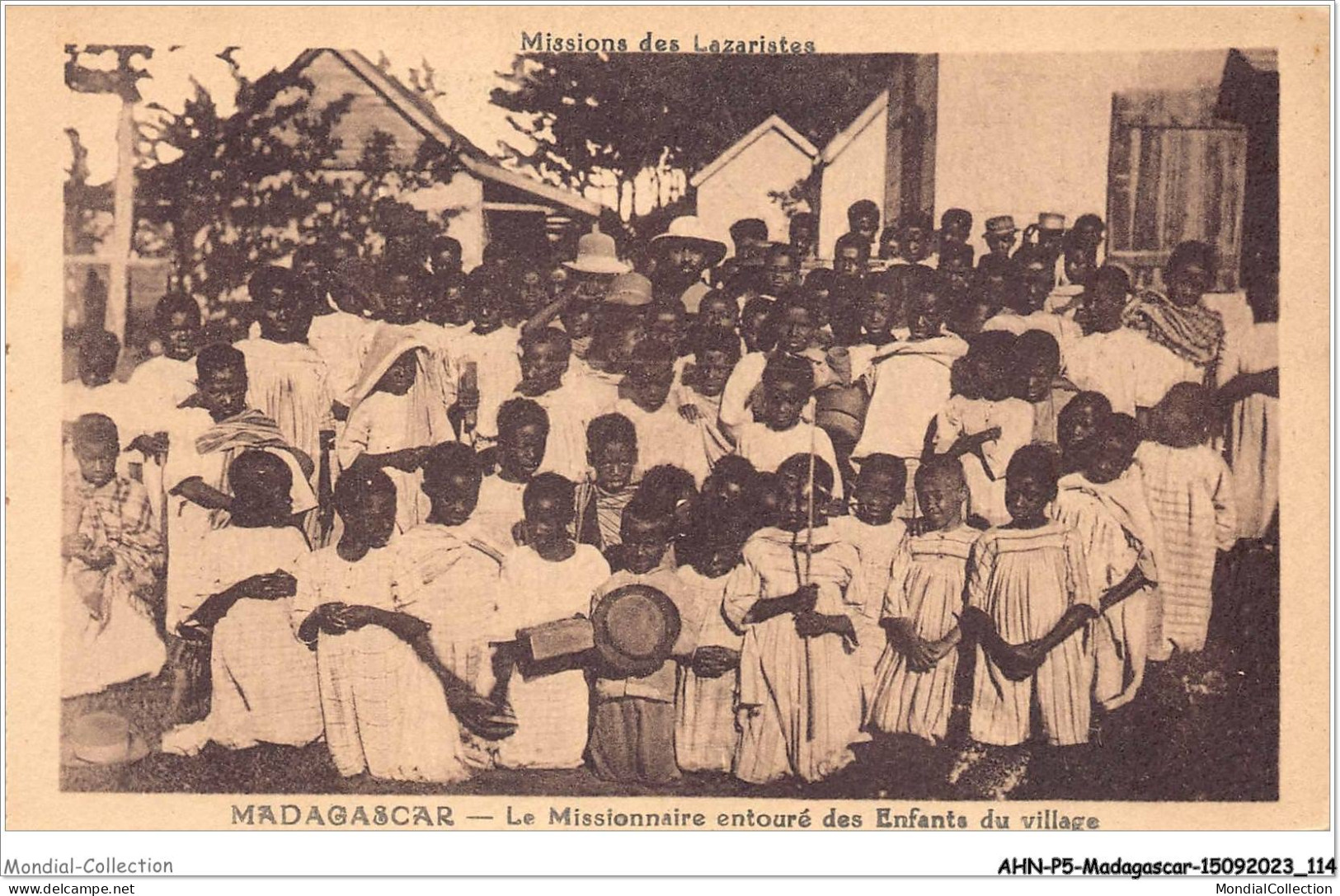 AHNP5-0561 - AFRIQUE - MADAGASCAR - Missions Des Lazaristes - Missionnaire Entouré Des Enfants Du Village - Madagascar