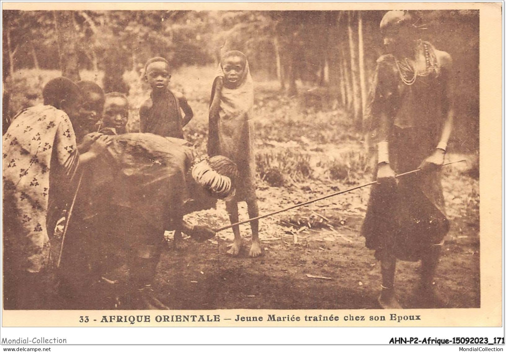 AHNP2-0213 - AFRIQUE - AFRIQUE ORIENTALE - Jeune Mariée Trainée Chez Son Epoux - Zonder Classificatie