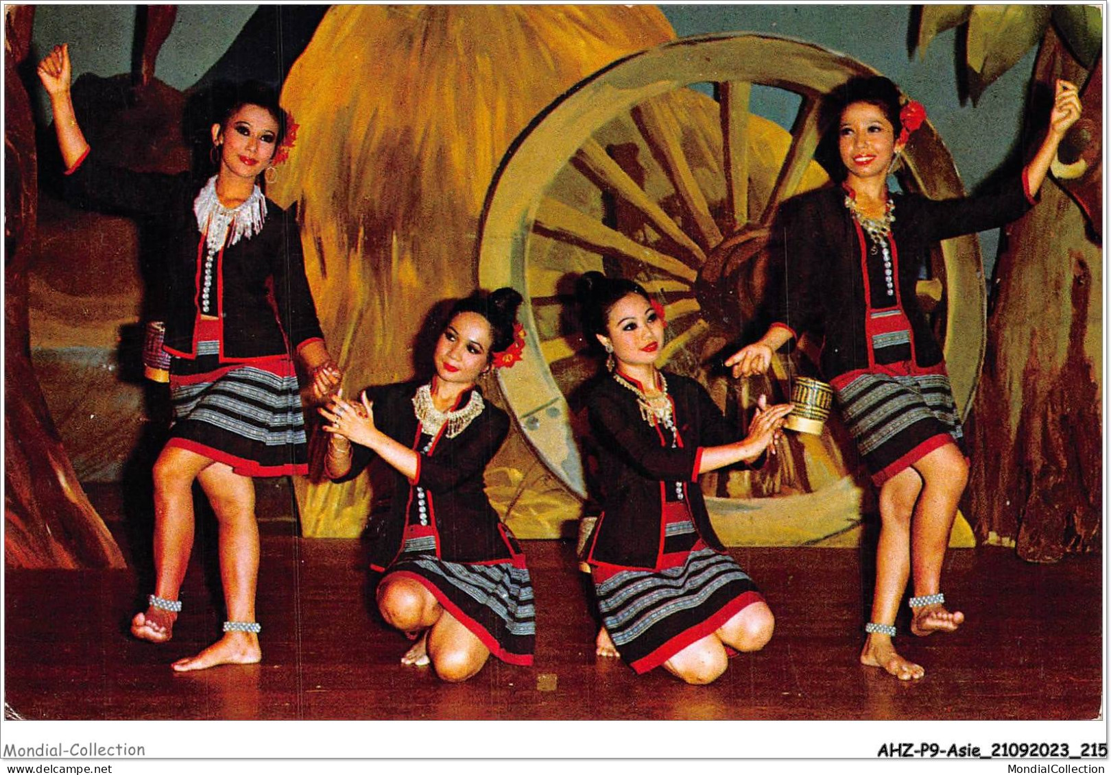 AHZP9-ASIE-0863 - THAILANDE THAI NORTHEASTERN GIRLS ARE DANCING THEIR SARNG KATIBKAO - Thaïlande