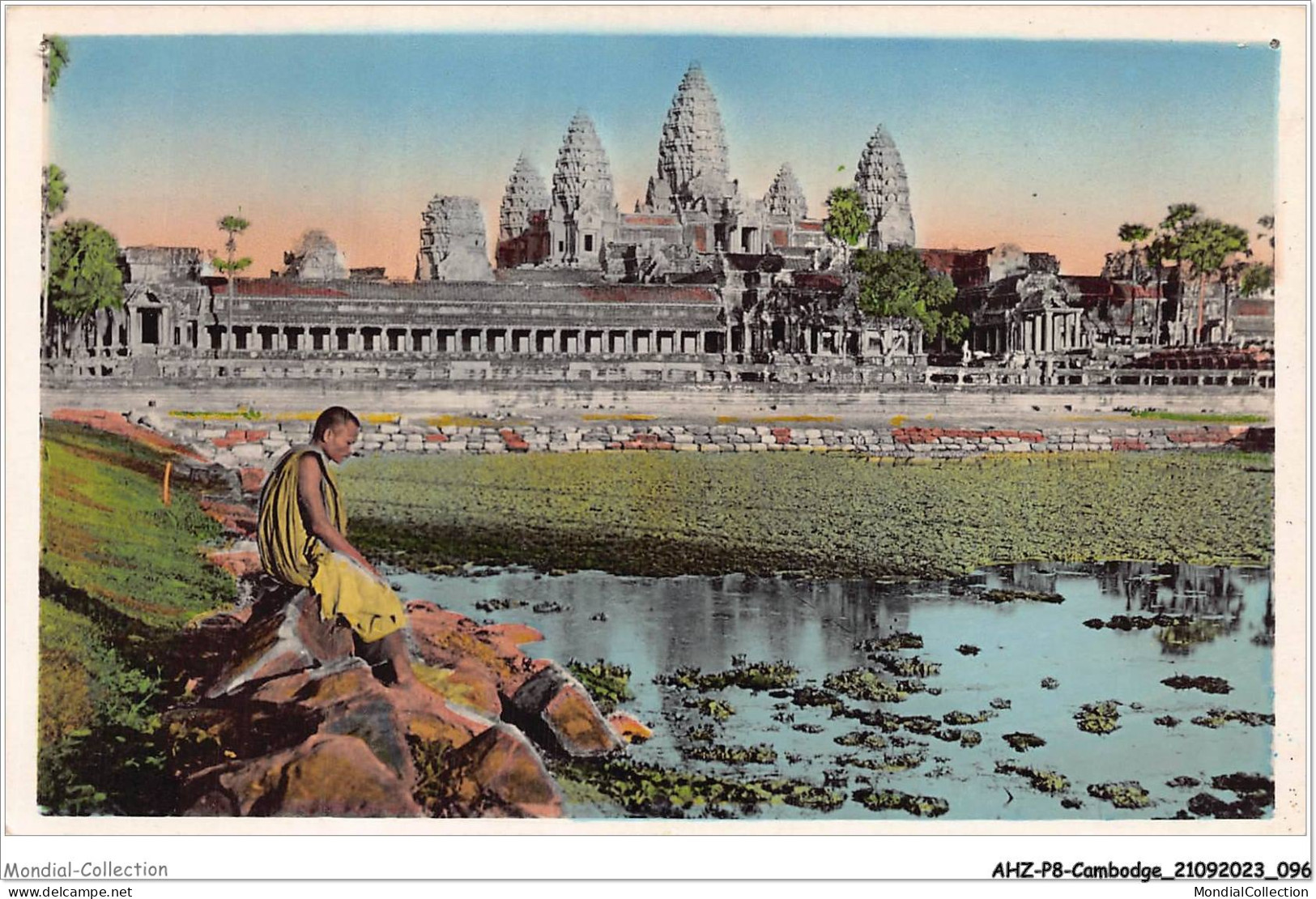 AHZP8-CAMBODGE-0731 - CAMBODGE - BONZE EN MEDIATION DEVANT ANGKOR-VAT - Cambodia