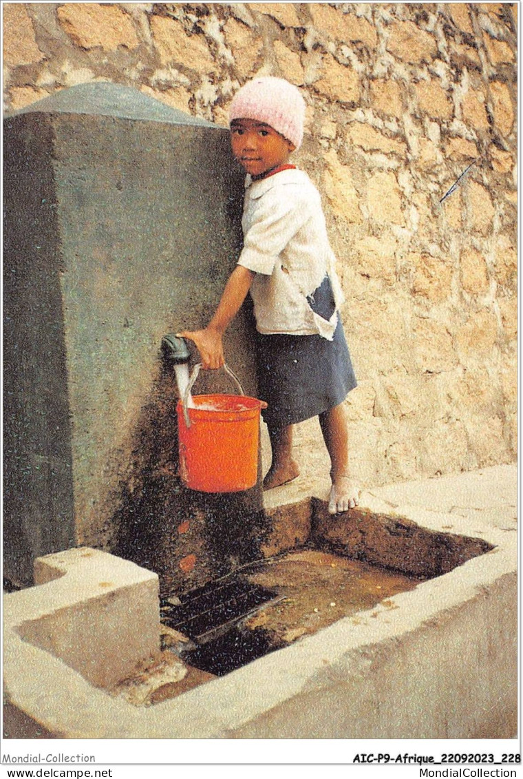 AICP9-AFRIQUE-1077 - Quelle Chance D'avoir Une Pompe Pour Tirer Un Peu D'eau - Non Classés