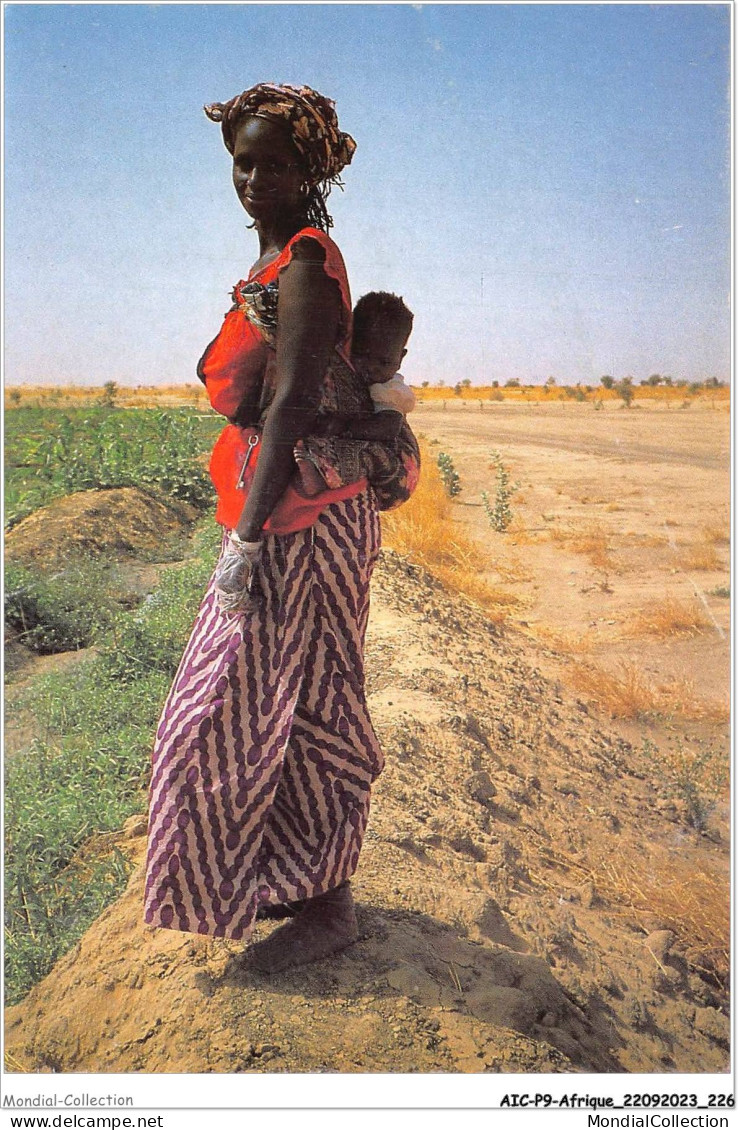 AICP9-AFRIQUE-1076 - Femme Africaine Et Son Bébé Au Dos - Non Classés