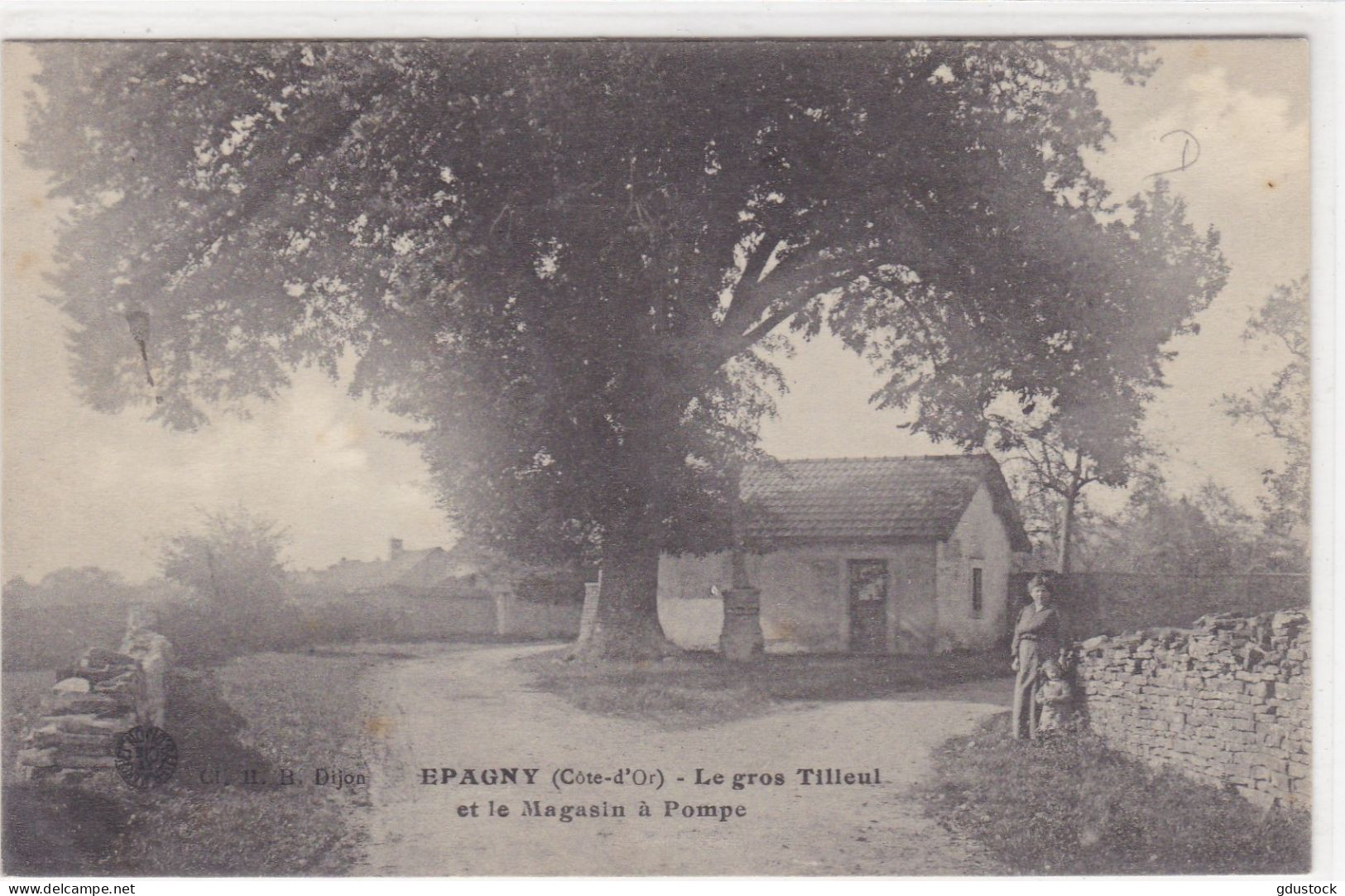 Côte-d'Or - Epagny - Le Gros Tilleul Et Le Magasin à Pompe - Sonstige & Ohne Zuordnung