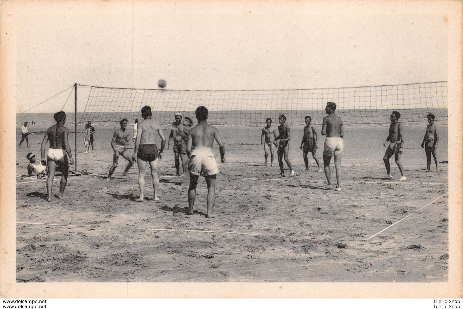 A LA MER - JEU DE VOLLEY BALL SUR LA PLAGE  - JEUNES HOMMES TORSES NUS ( ͡♥ ͜ʖ ͡♥) ♥ - Volleyball