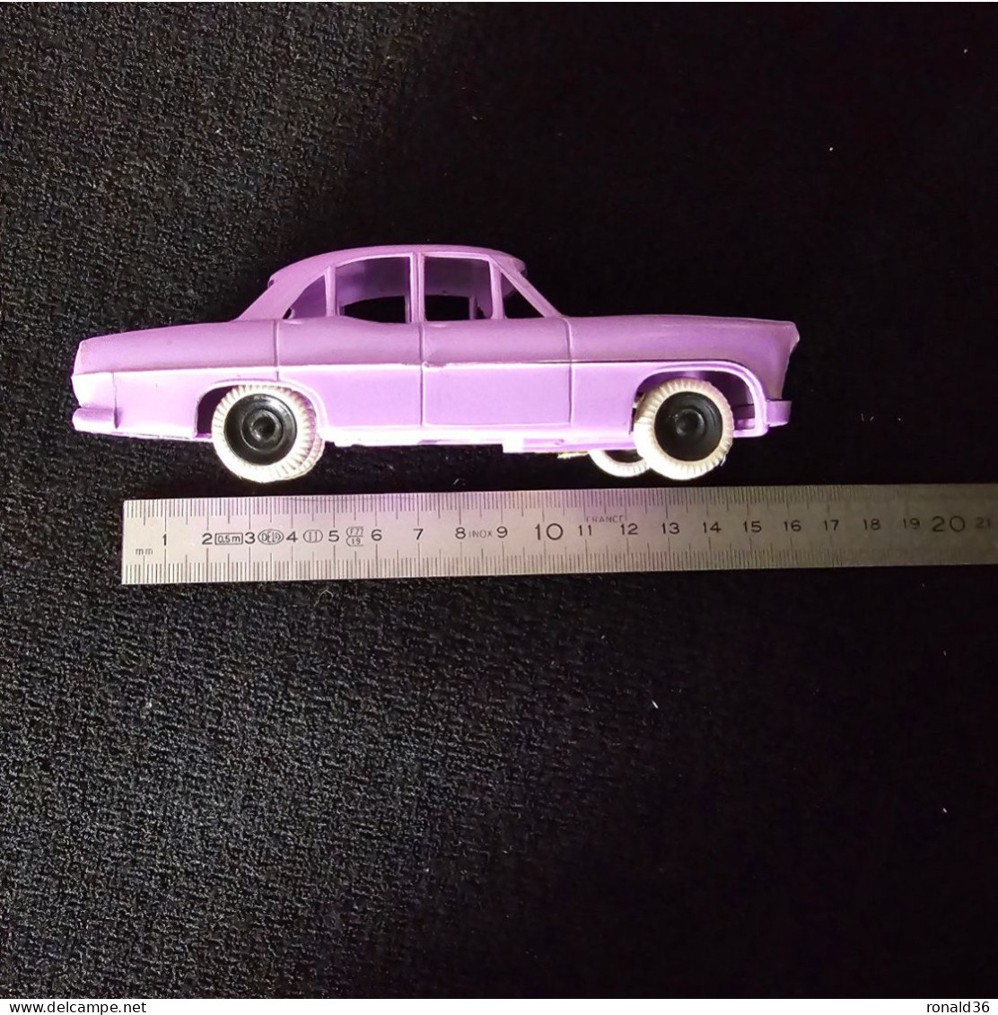 marque LA CLE voiture automobile SIMCA VEDETTE V8 TRIANON N°10 JOUET MINIATURE plastique rose