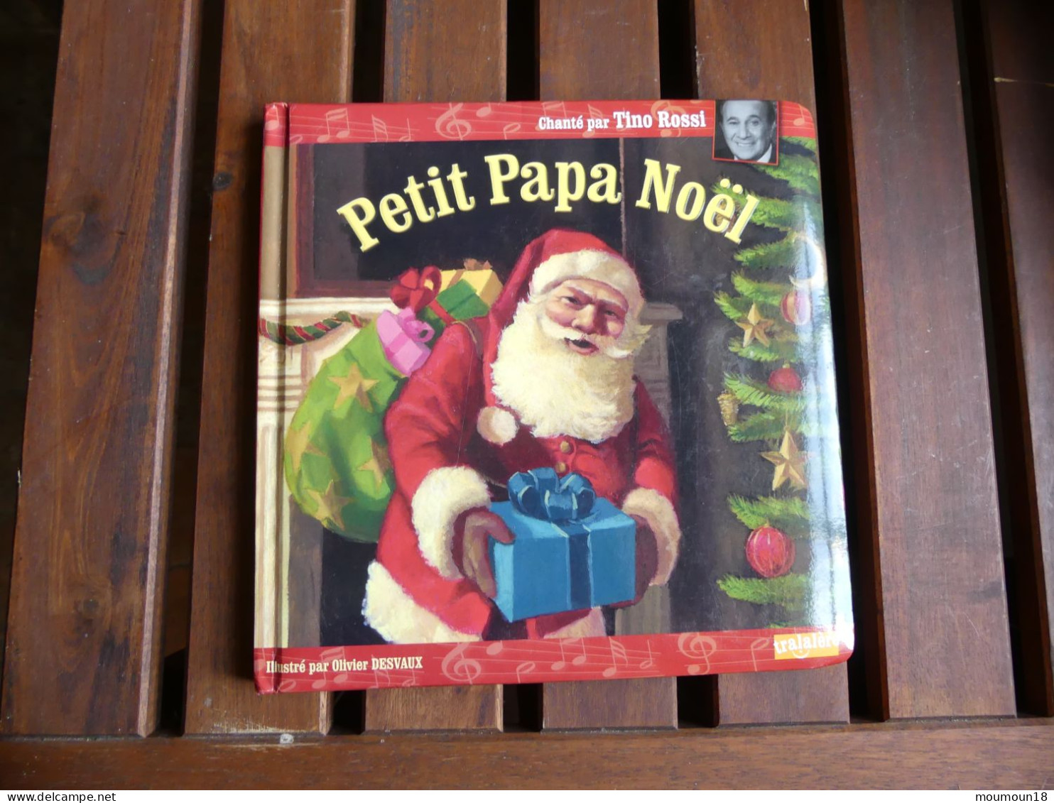 Livre CD Petit Papa Noël Tino Rossi Illustré Par Olivier Desvaux Tralalère 2011 - Kerstmuziek