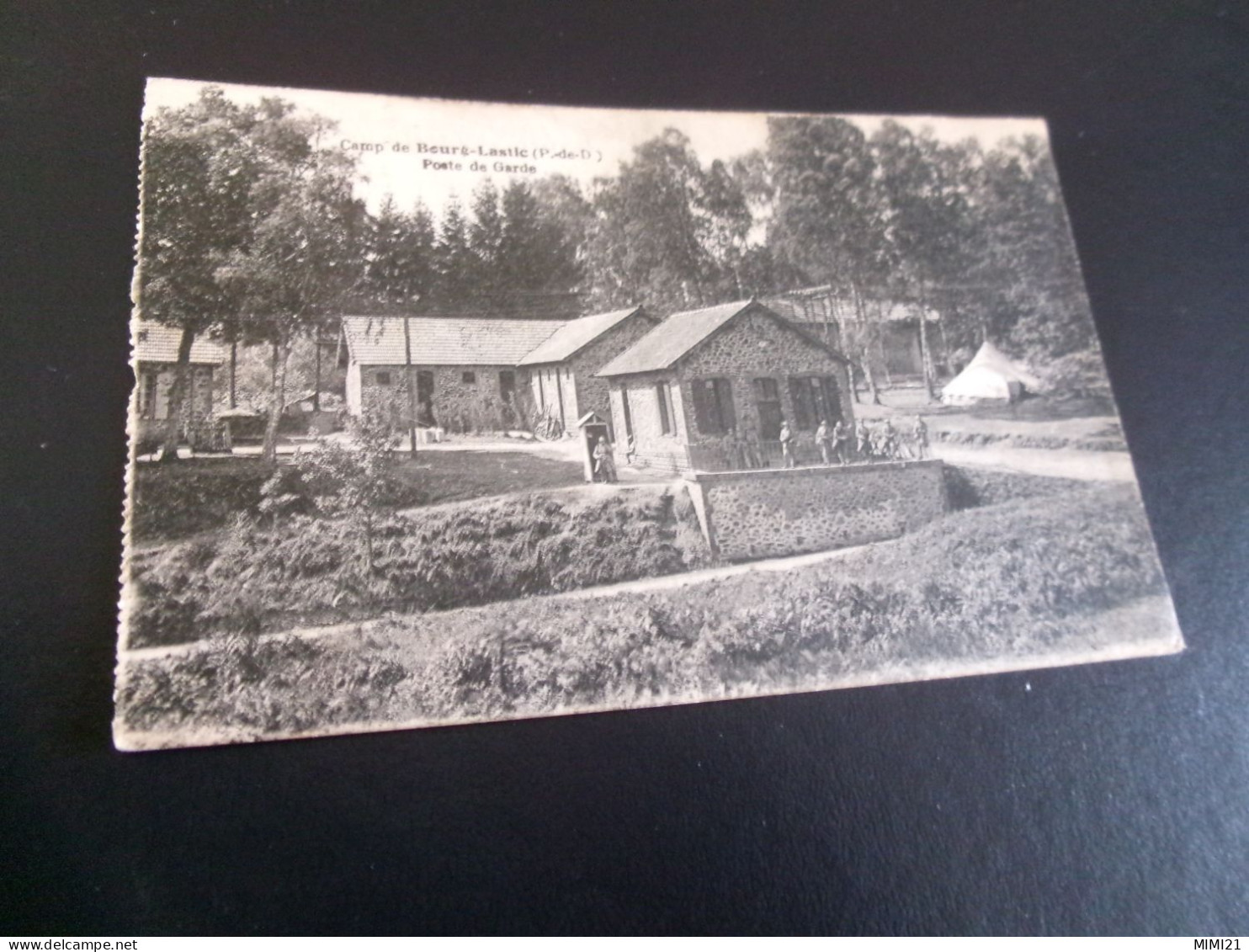 BELLE CPA.."CAMP MILITAIRE DE BOURG-LASTIC ...LE POSTE DE GARDE." .. - Casernes