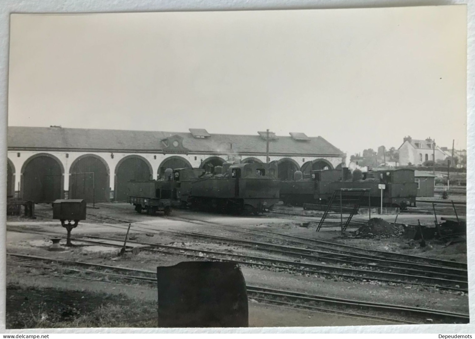 Photo Ancienne - Snapshot - Train - Locomotive - CARHAIX - Bretagne - Ferroviaire - Chemin De Fer - Gare Dépôt - RB - Trains