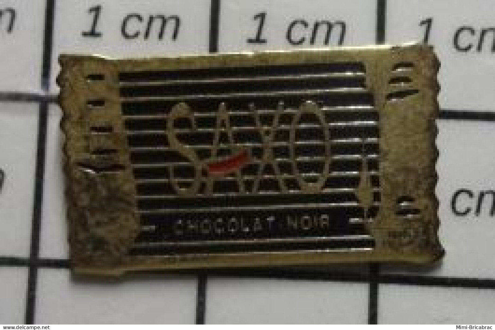 912e  Pin's Pins / Beau Et Rare / ALIMENTATION / SAXO CHOCOLAT NOIR - Alimentation