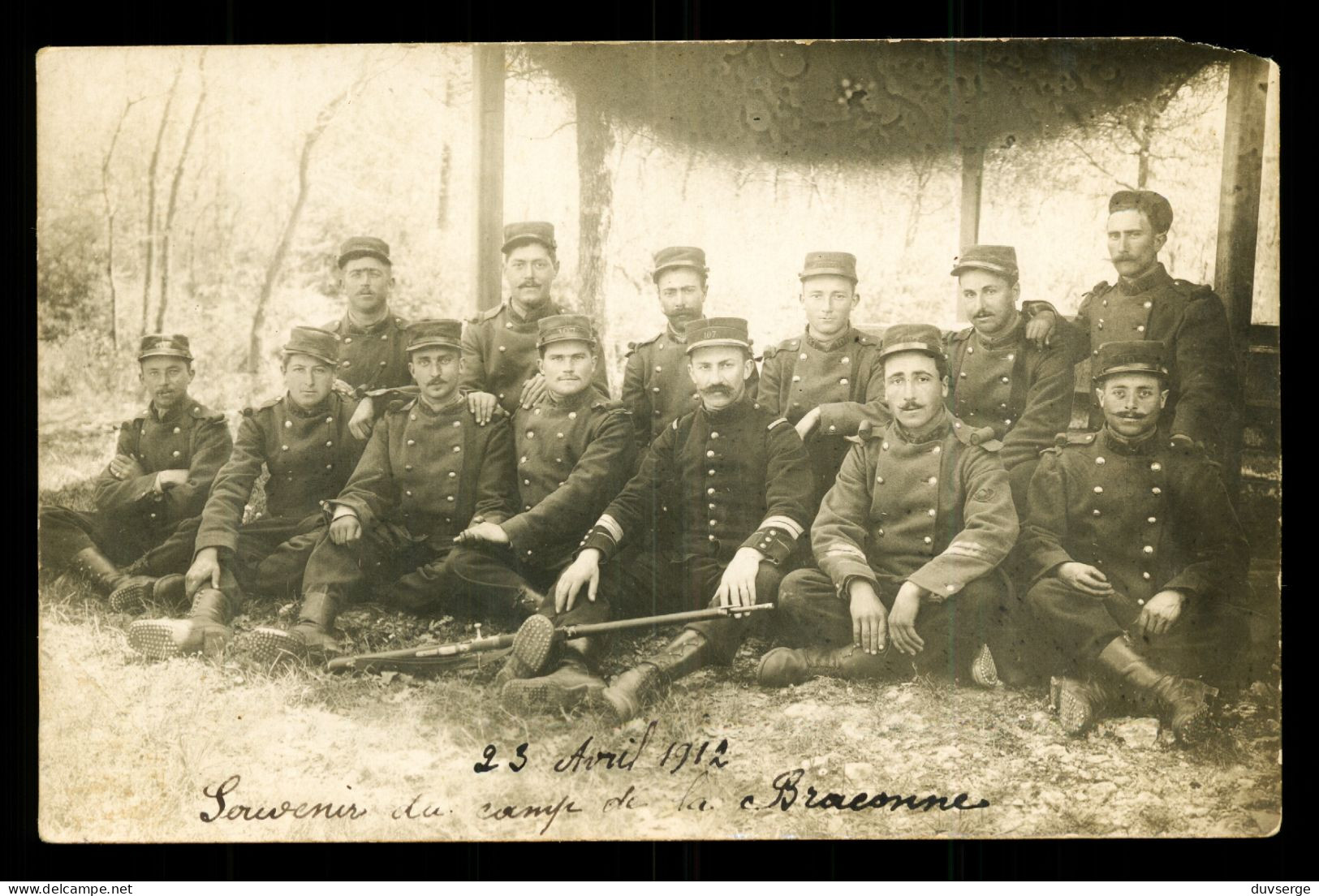 Carte Photo Militaire  Soldats Du 107eme Regiment Au Camp De La Braconne 1912 ( Format 9cm X 14cm )  ( Coin Manquant ) - Regimente
