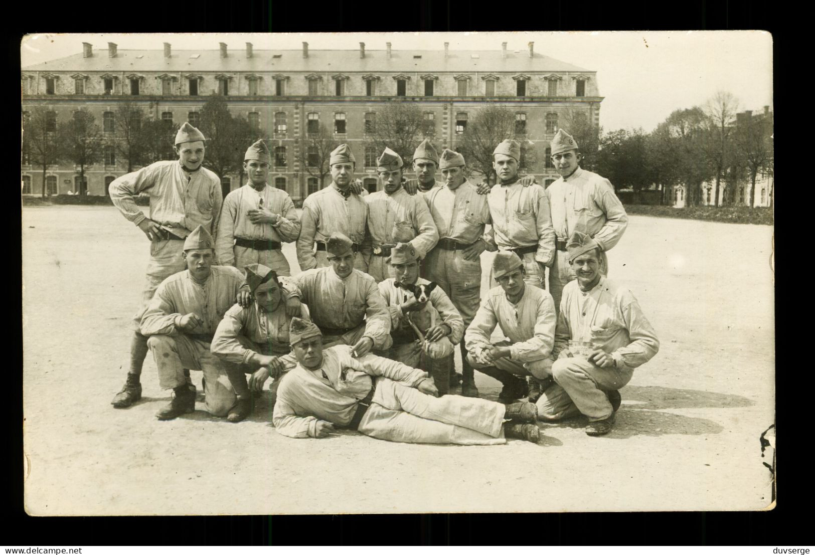 Carte Photo Militaire  Soldats Caserne De Jardin Fontaine à Verdun ( Format 9cm X 14cm ) - Régiments