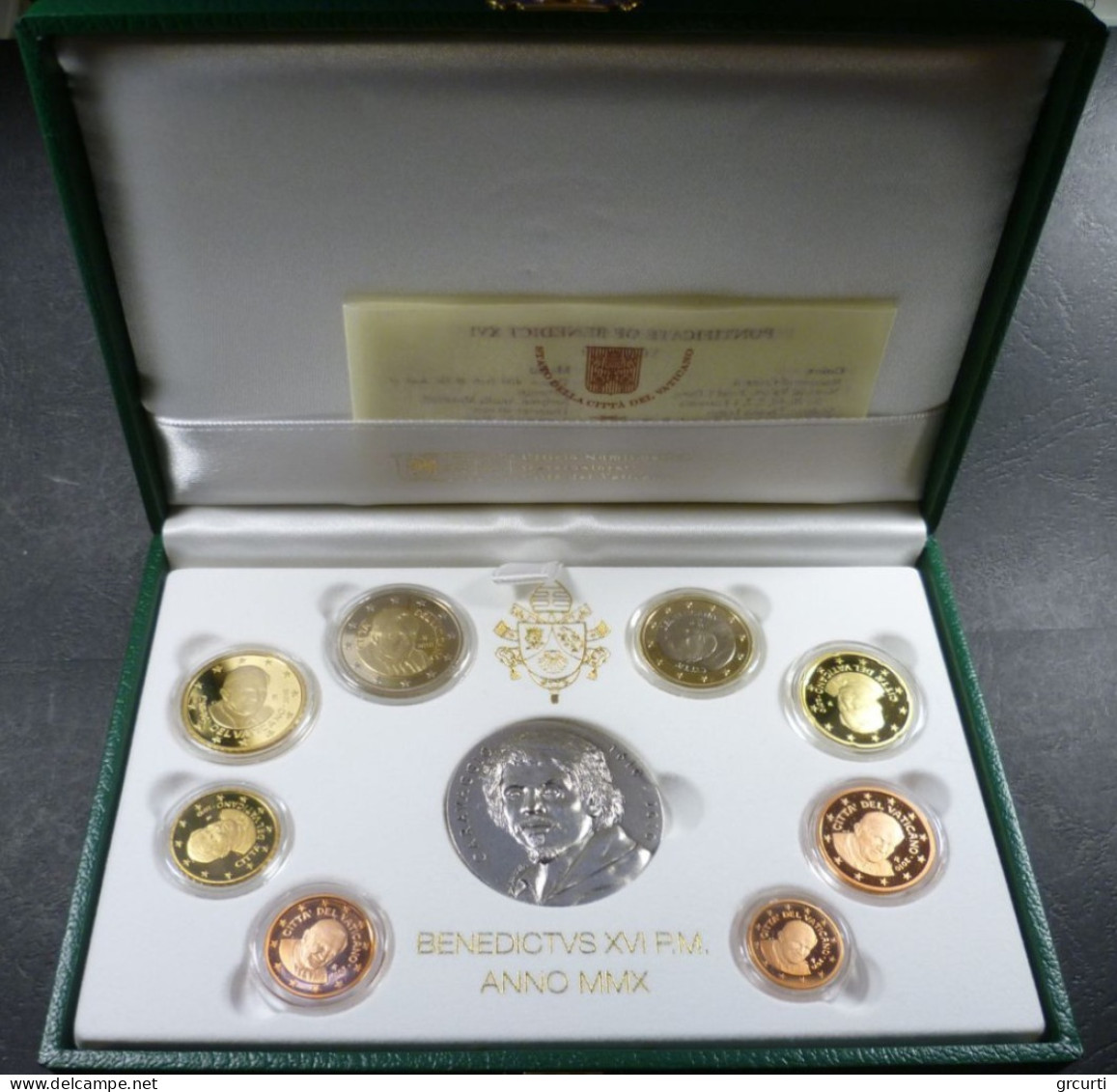 Vaticano - 2010 - Benedetto XVI - Serie Zecca 8 Valori Fondo Specchio - Con Medaglia In Argento - Vatican