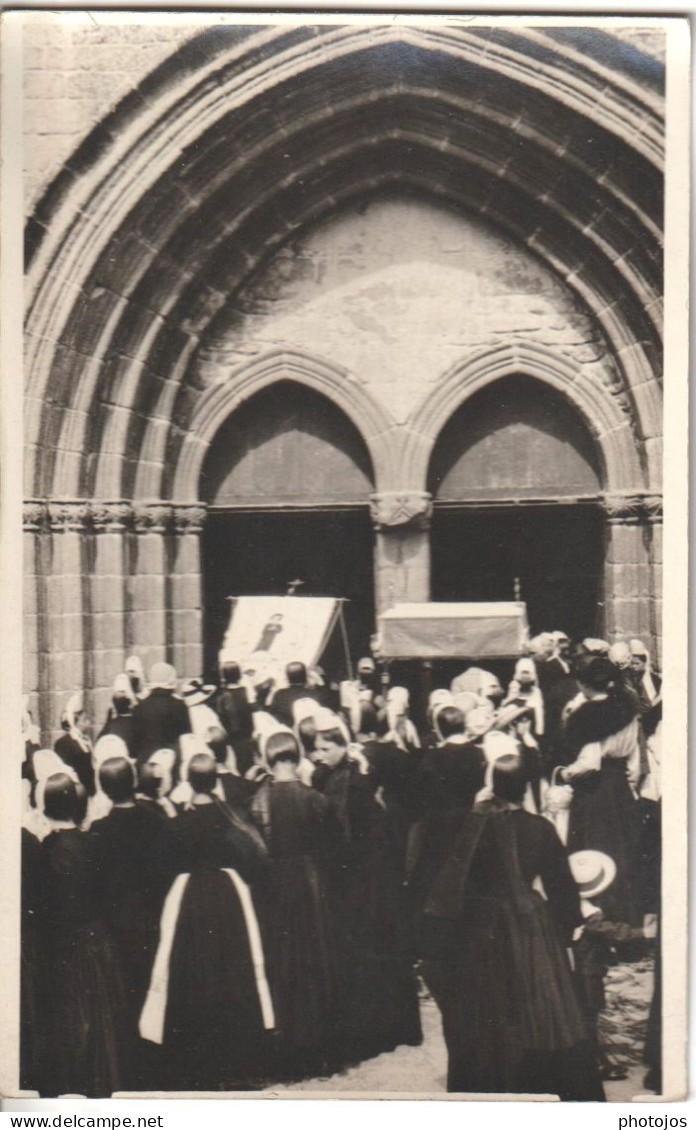 Carte Photo  Pont L'Abbé (29)   Procession Femmes En Costumes Entrant Dans La Cathédrale - Lieux
