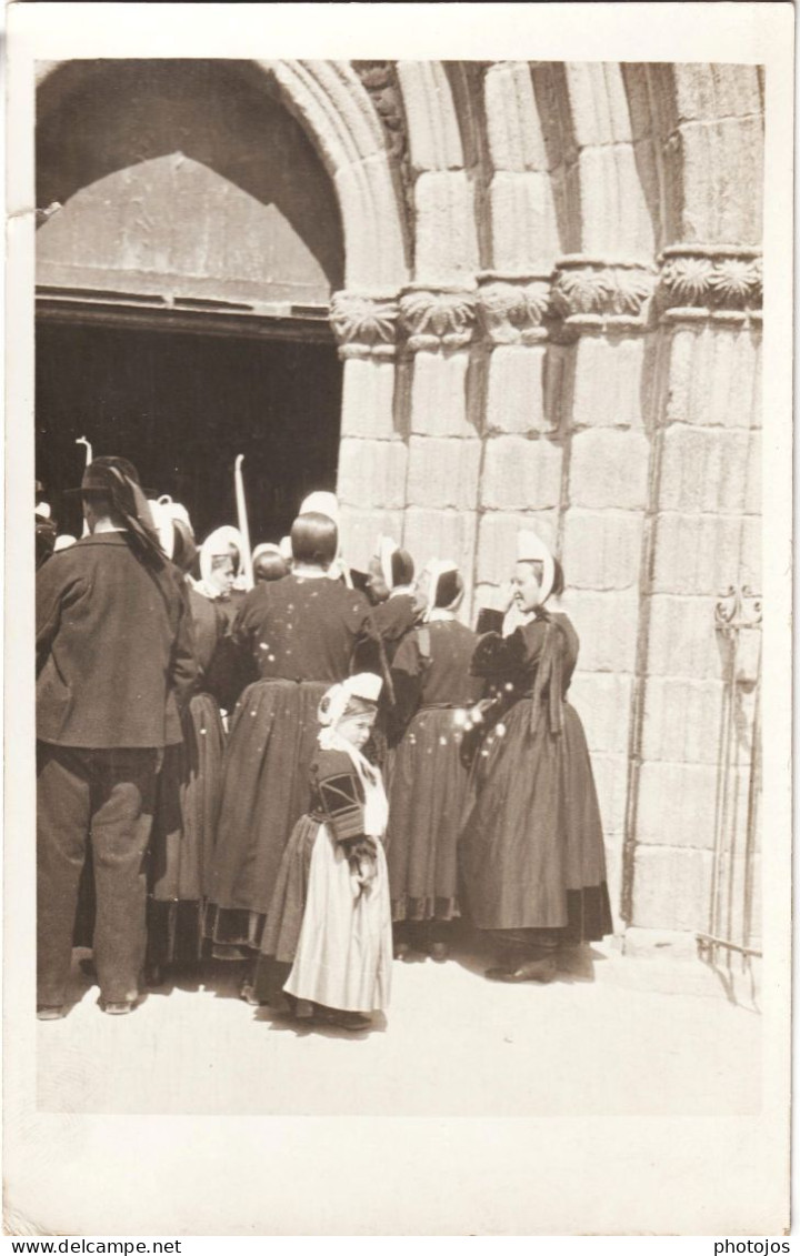 Carte Photo  Pont L'Abbé (29)   Procession Femmes Et Enfants En Costumes Entrant Dans La Cathédrale - Orte