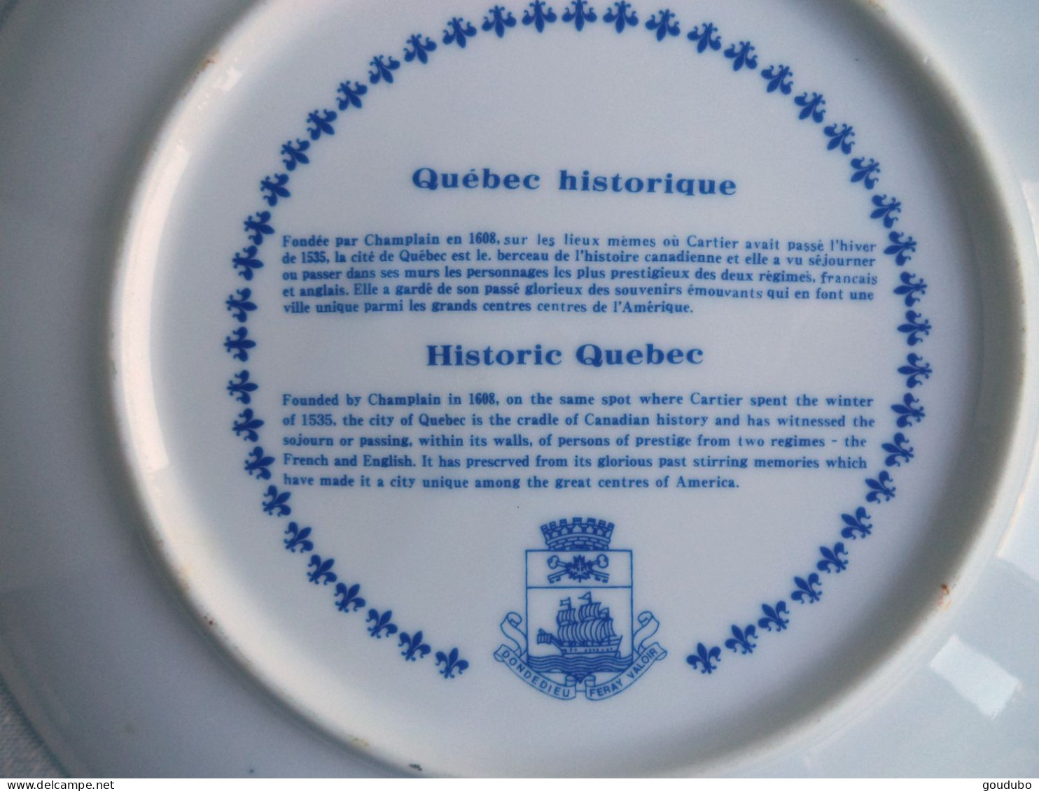 Assiette Décorative Le Vieux Québec Le Chateau Frontenac Armoiries Monuments Motifs Léger Relief Bleu. - Other & Unclassified