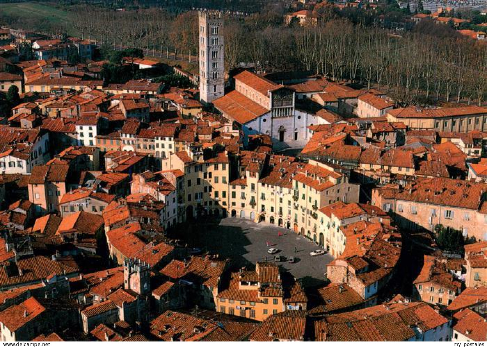 73945826 Lucca_Toscana_IT Anfiteatro Romano E Basilica Di San Frediano Veduta Ae - Autres & Non Classés