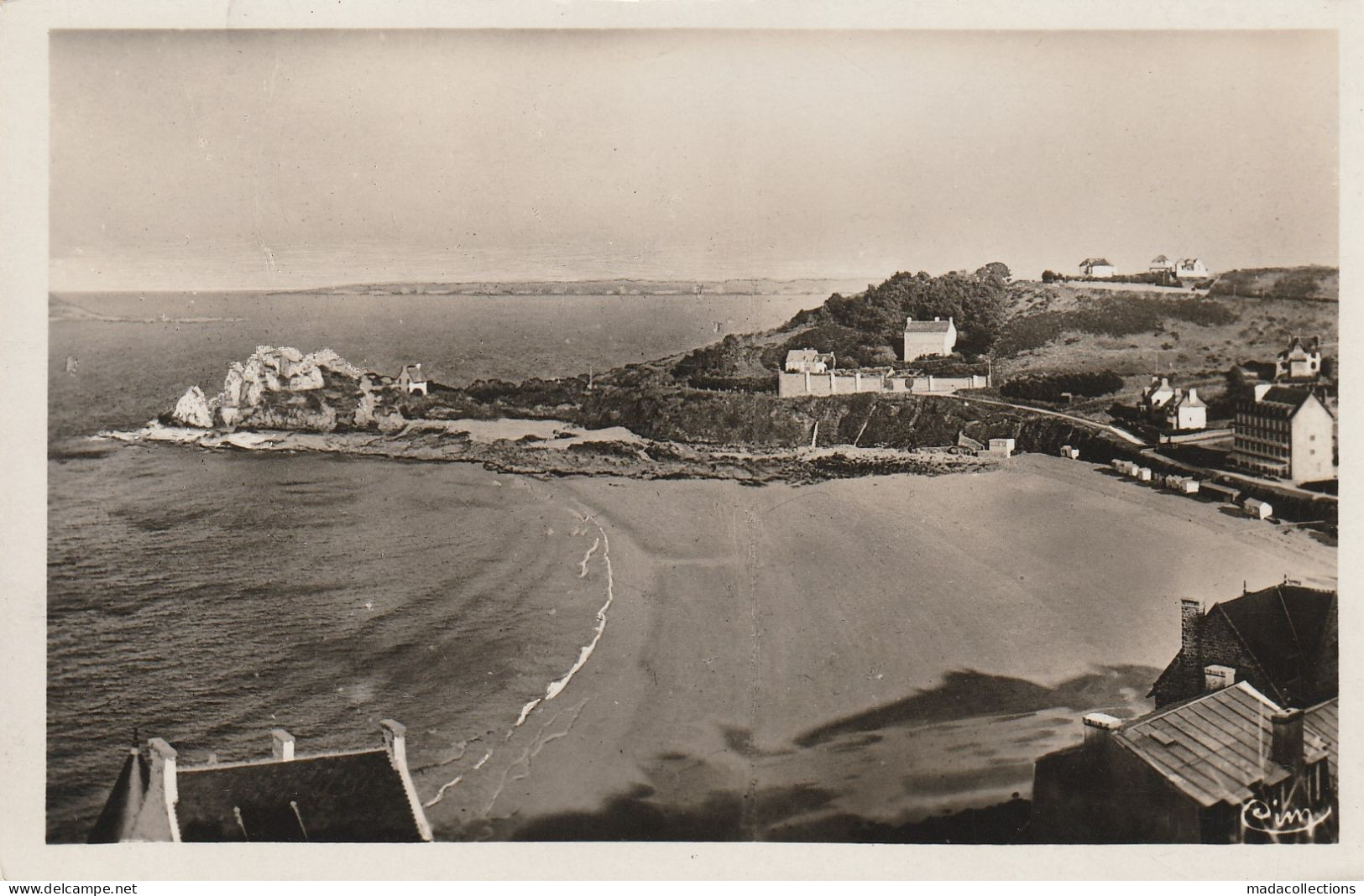 Perros Guirec (22 - Côtes D'Armor)  La Plage Et Le Grand Hôtel De Trestrignel - Perros-Guirec