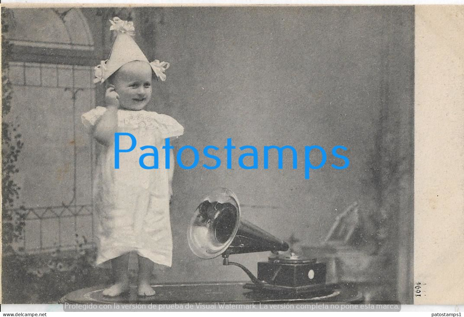 229054 REAL PHOTO COSTUMES BABY BEAUTY WITH FONOLA FONOGRAFO POSTAL POSTCARD - Photographie