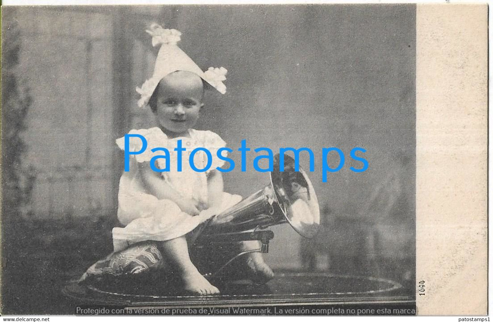 229055 REAL PHOTO COSTUMES BABY SITTING IN FONOLA FONOGRAFO POSTAL POSTCARD - Photographie