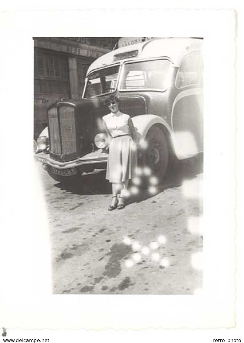 Photo Femme Devant Autobus  / Camion Berliet - Automobile