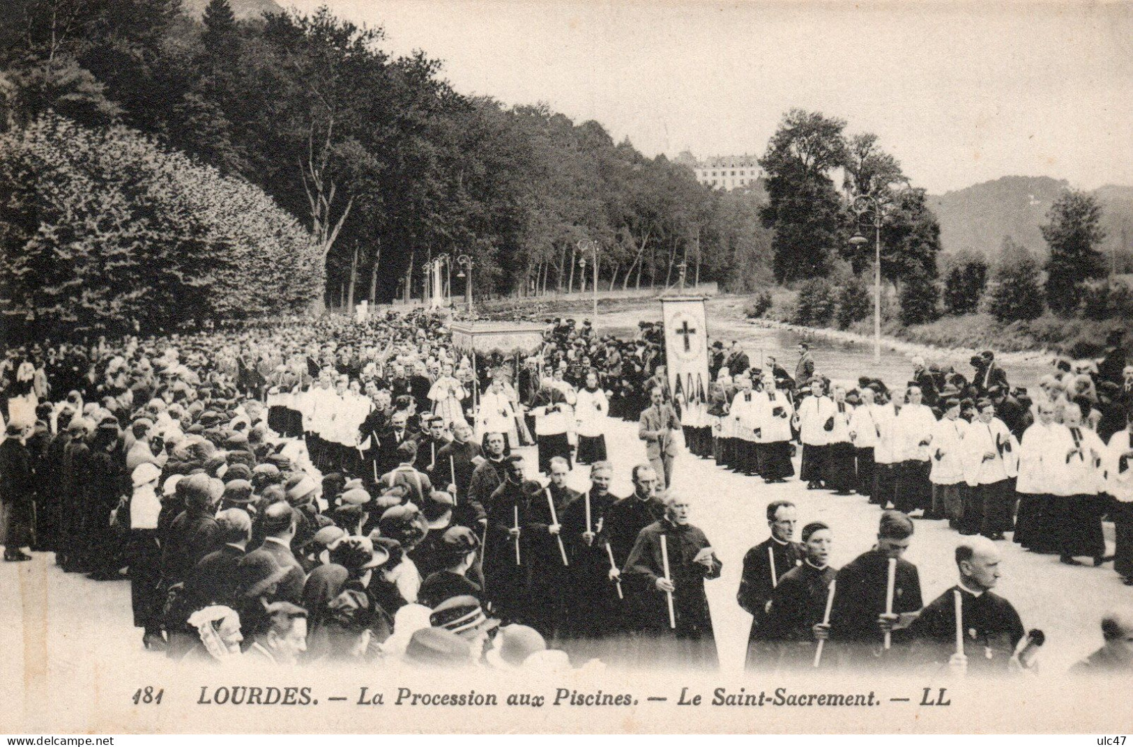 - 65 - LOURDES. - La Procession Aux Piscines. - Le Saint-Sacrement. - - Lourdes