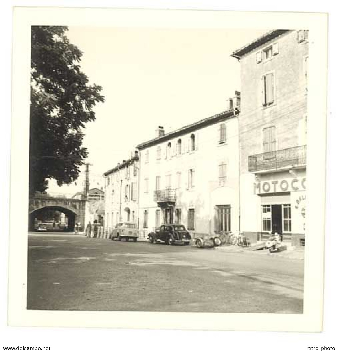 Photo Automobile Citroën Traction Avec Remorque Devant Magasin De Cycles / Motos / Scooter, à Localiser (dd) - Cars