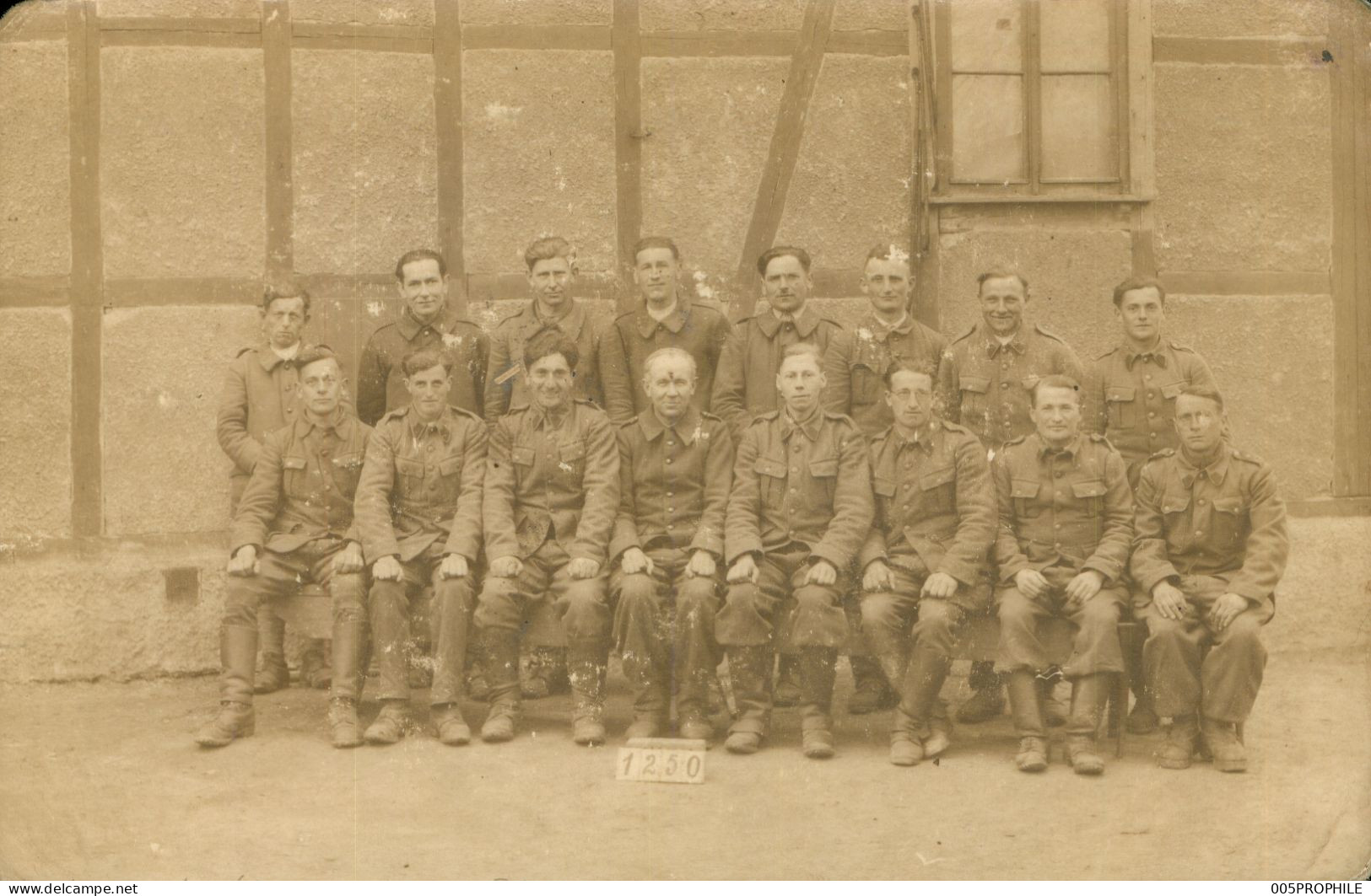 * CP PHOTO * WW2 * GROUPE DE MILITAIRES * MILITAIRE * G.V.C. - 1250 * CAMP DE PRISONNIERS ?? - PHOTO WEBNER - Guerre 1939-45