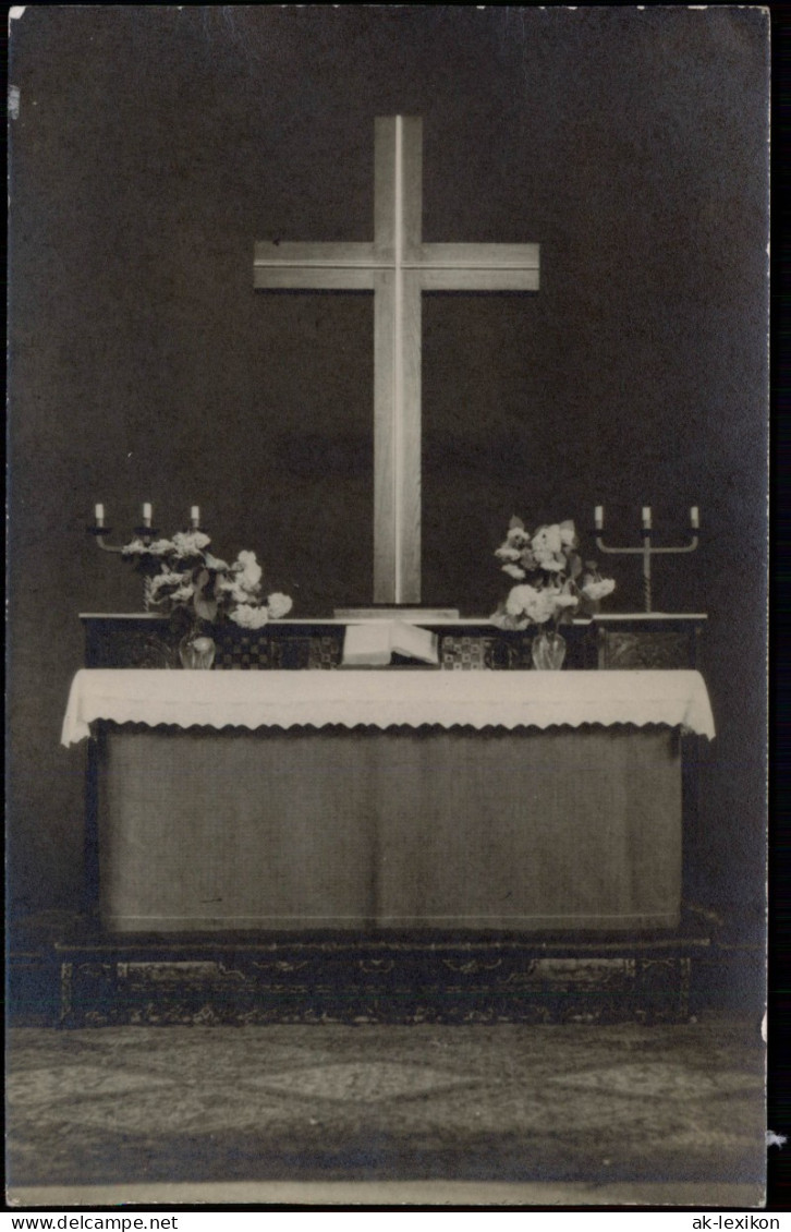 Foto  Altar Mit Kreuz, Bibel Und Kerzenständern 1919 Privatfoto - Sonstige & Ohne Zuordnung