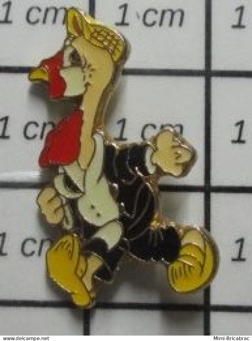 912E Pin's Pins / Beau Et Rare / THEME ANIMAUX / DIGNE DINDON AVEC SABOTS ET CASQUETTE - Animaux