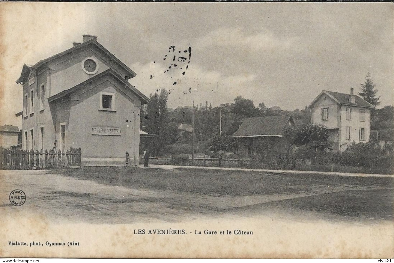 LES AVENIERES La Gare Et Le Château - Les Avenières