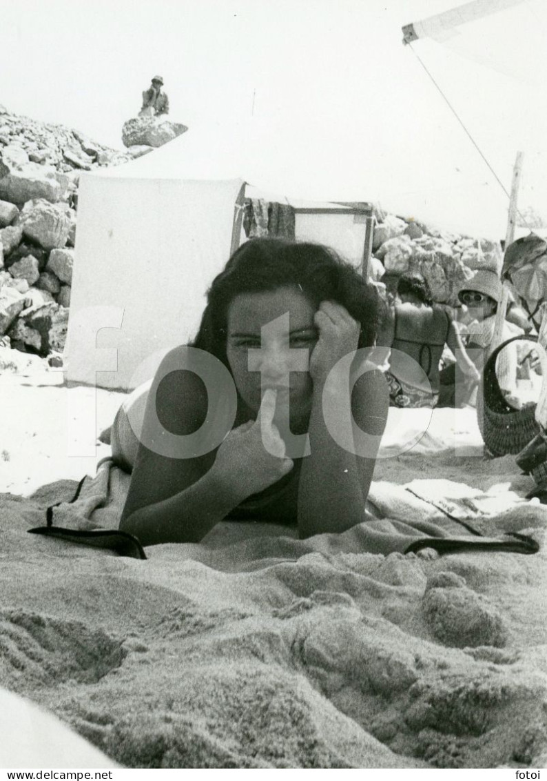 1969 REAL ORIGINAL AMATEUR PHOTO FOTO MAILLOT  SWIMSUIT BEACH WOMAN GIRL JEUNE FEMME CAPARICA PORTUGAL AT196 - Anonyme Personen