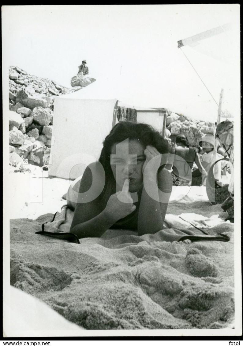1969 REAL ORIGINAL AMATEUR PHOTO FOTO MAILLOT  SWIMSUIT BEACH WOMAN GIRL JEUNE FEMME CAPARICA PORTUGAL AT196 - Anonieme Personen