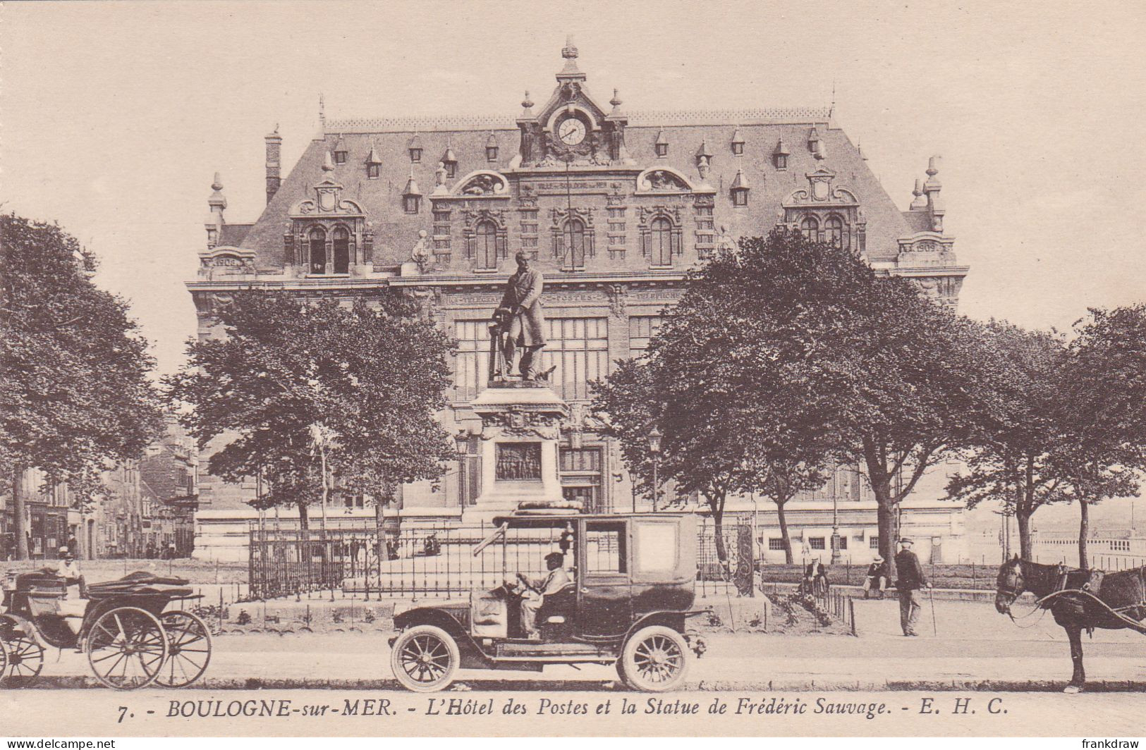 Postcard - Boulogne-sur-MER - L'Hotel Des Postes Et La Statue De Frederic Sauvage - E.H.C - VG - Zonder Classificatie