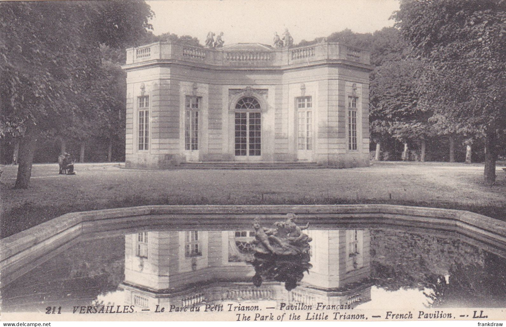 Postcard - Versailles - Le Parc Du Petit Trianon - Pavillon Francais - Card No. 363 - VG - Zonder Classificatie