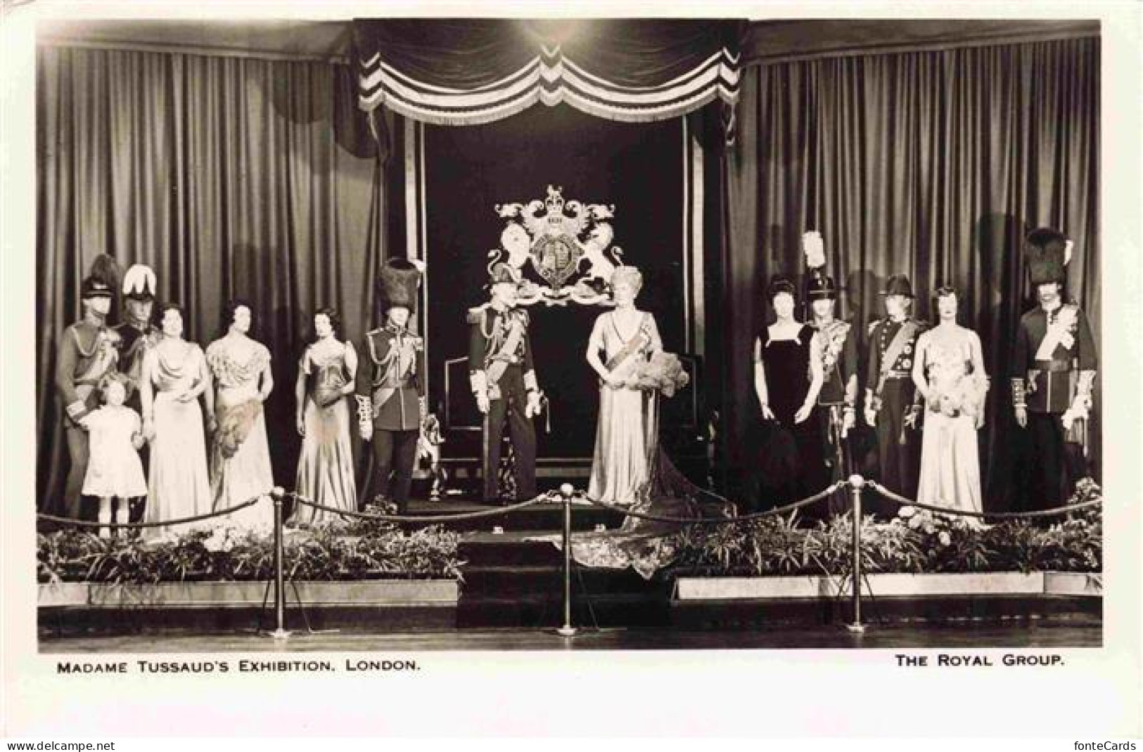 73976425 London__UK Madame Tussaud's Exhibition The Royal Group - Autres & Non Classés