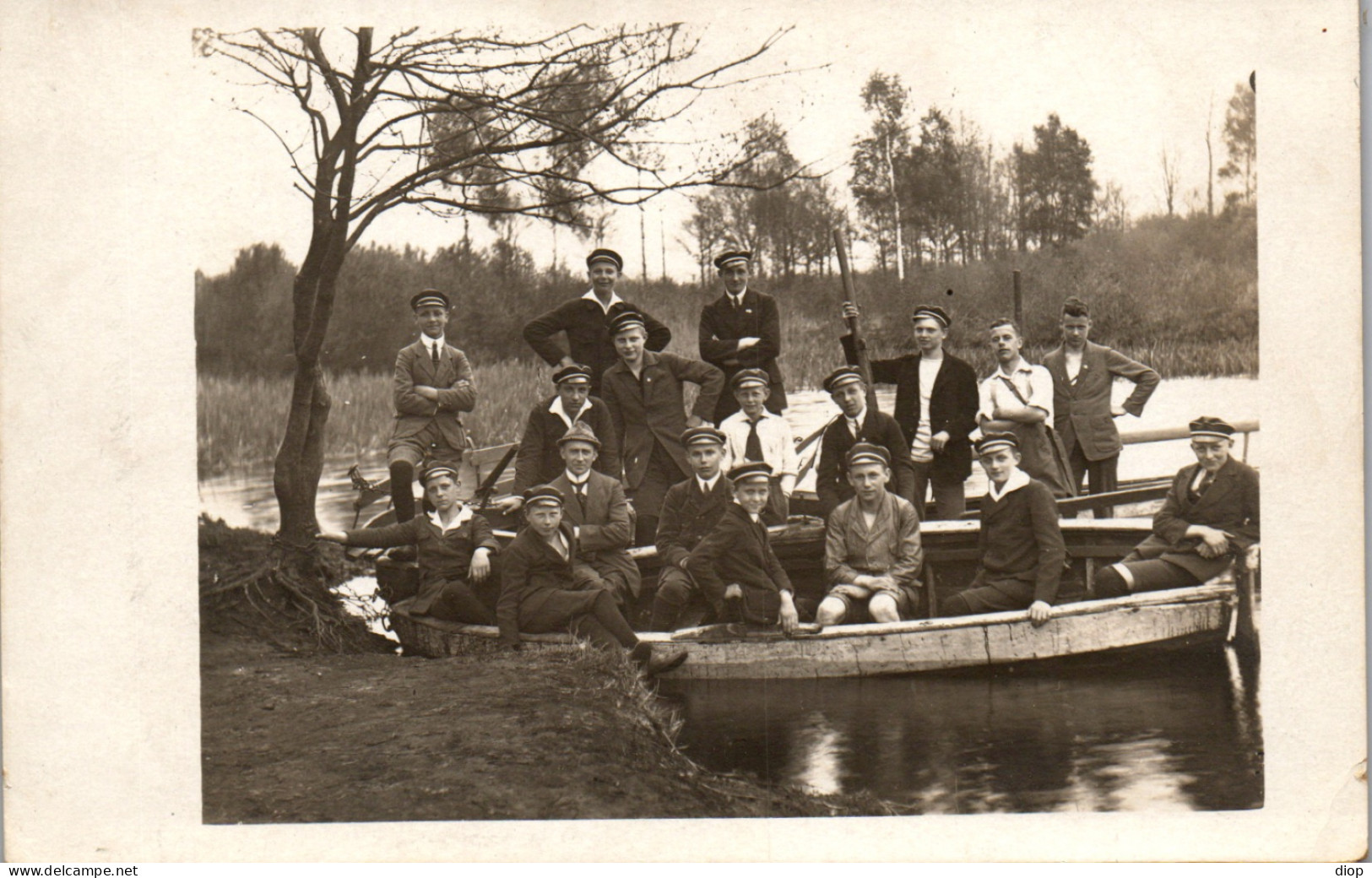 CP Carte Photo D&#039;&eacute;poque Photographie Vintage Homme Mode Barque Casquette  - Paare