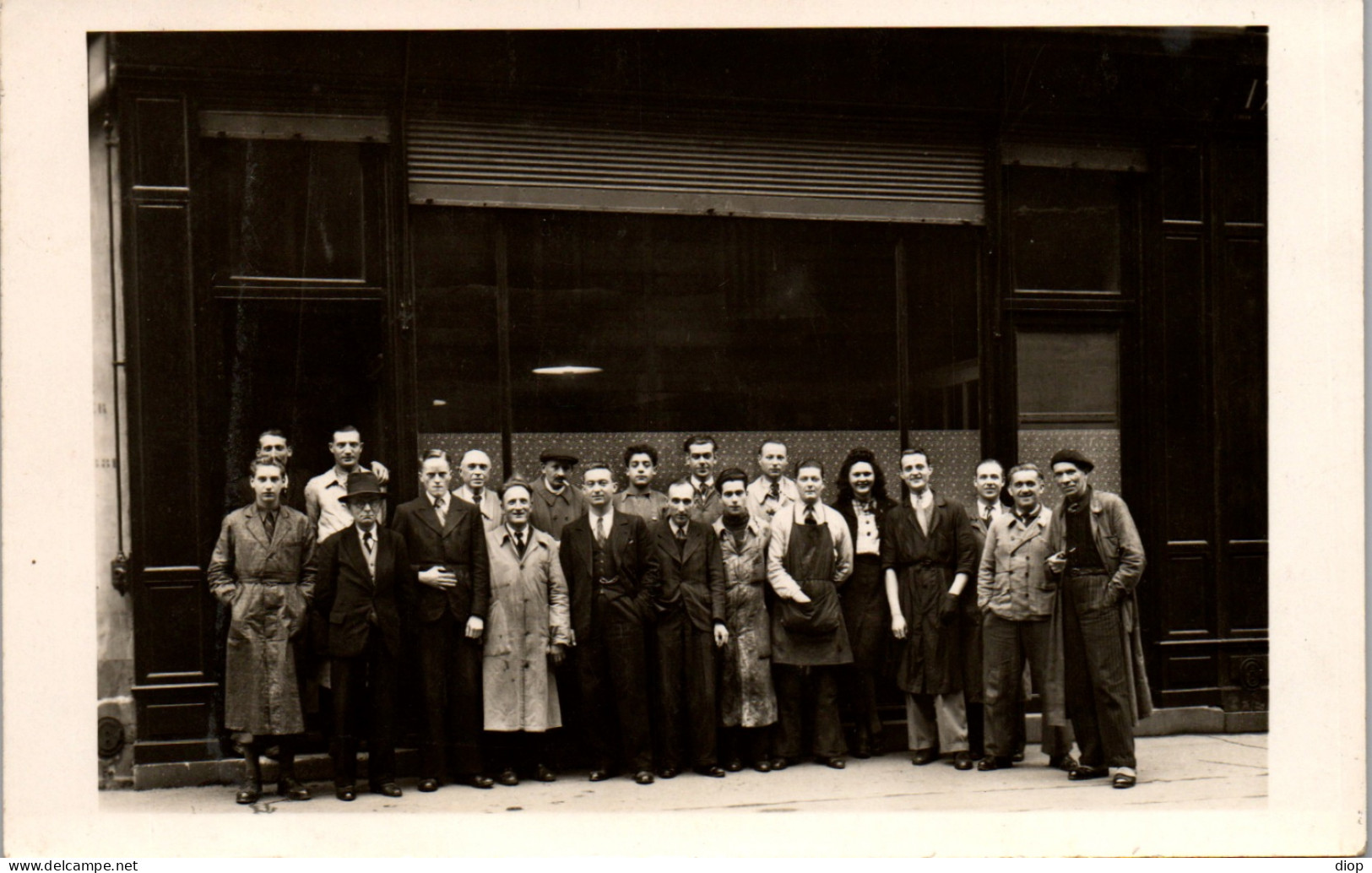 CP Carte Photo D&#039;&eacute;poque Photographie Vintage Groupe Magasin Atelier Vitrine - Coppie