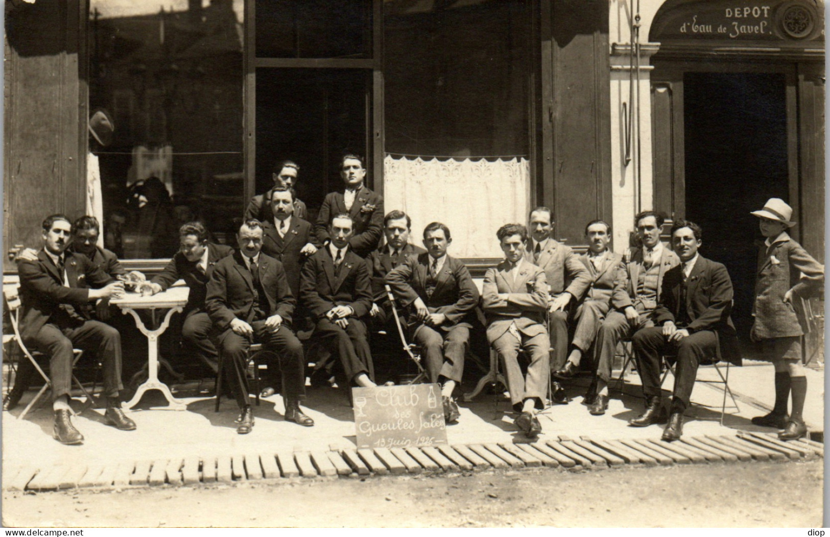 CP Carte Photo D&#039;&eacute;poque Photographie Vintage Groupe Homme Mode Gueules Sal&eacute;es  - Non Classés