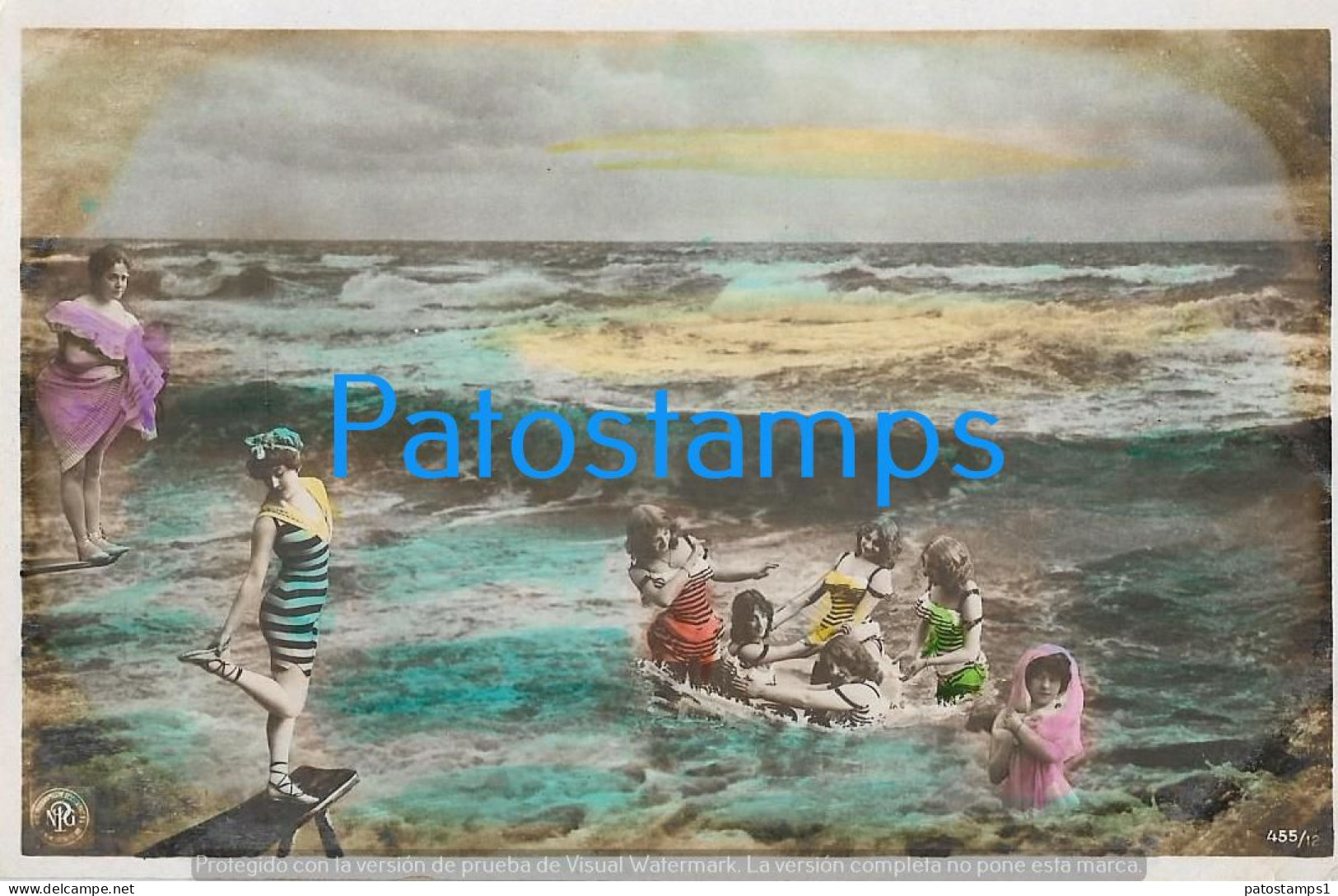 229060 REAL PHOTO WOMEN IN SWIMSUITS IN THE SEA PHOTOGRAPHIC TRICK POSTAL POSTCARD - Photographs