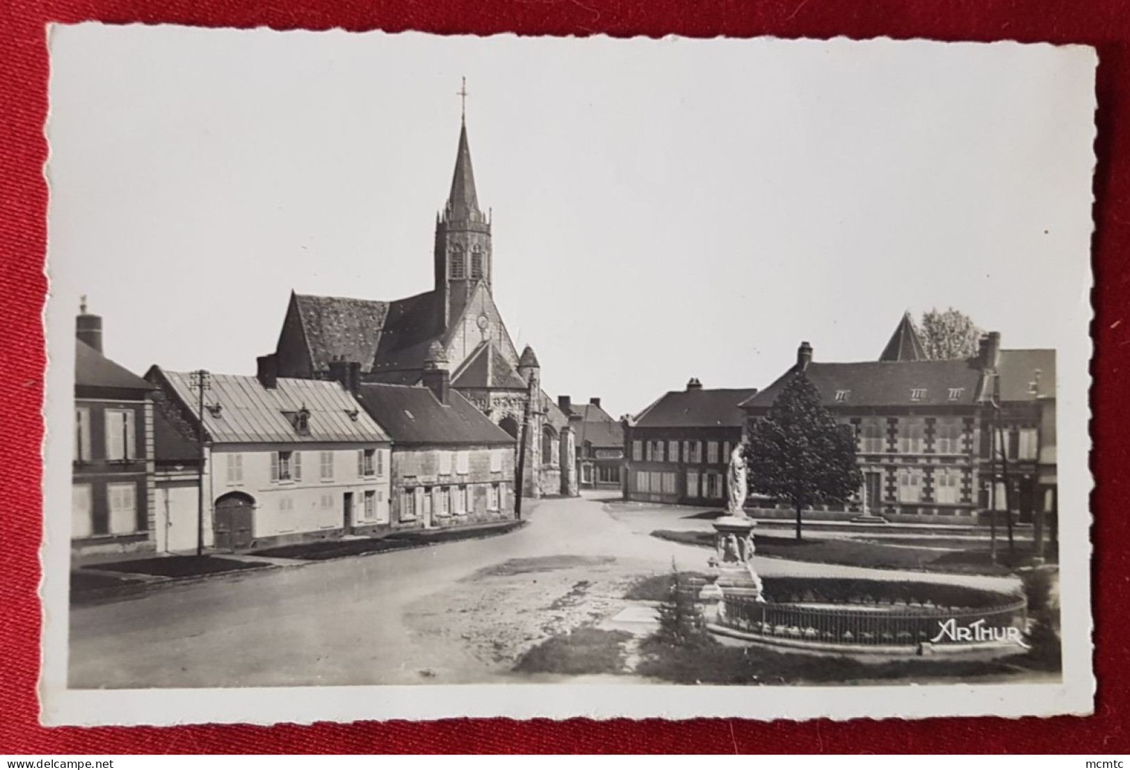 CPSM Petit Format  - Maignelay - ( Oise ) -  Place De La Madone -(côté Eglise) - Maignelay Montigny