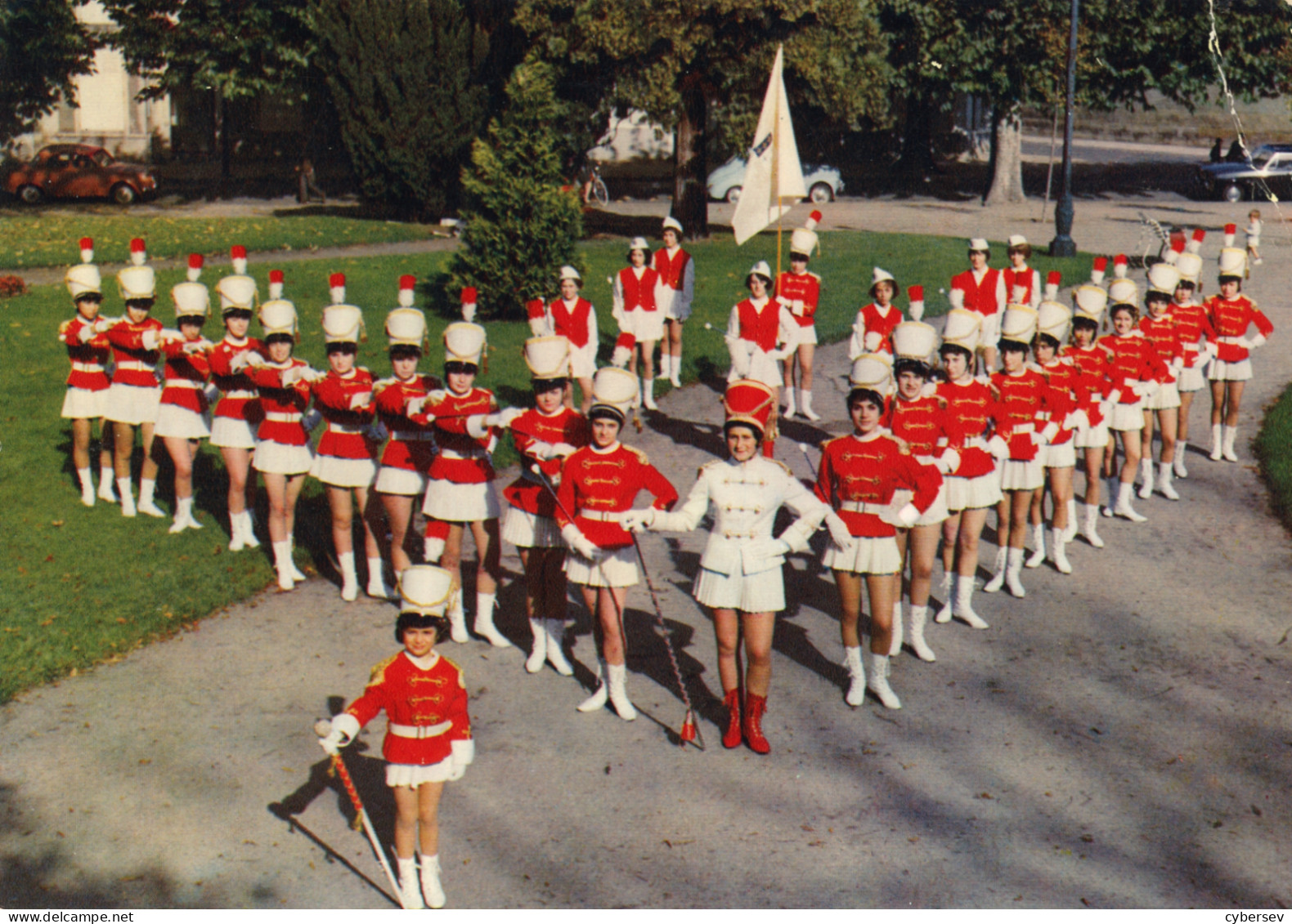 MOULINS - Majorettes Du Comité Des Fêtes De Moulins - Carte Grand Format Datée 1969 - Moulins