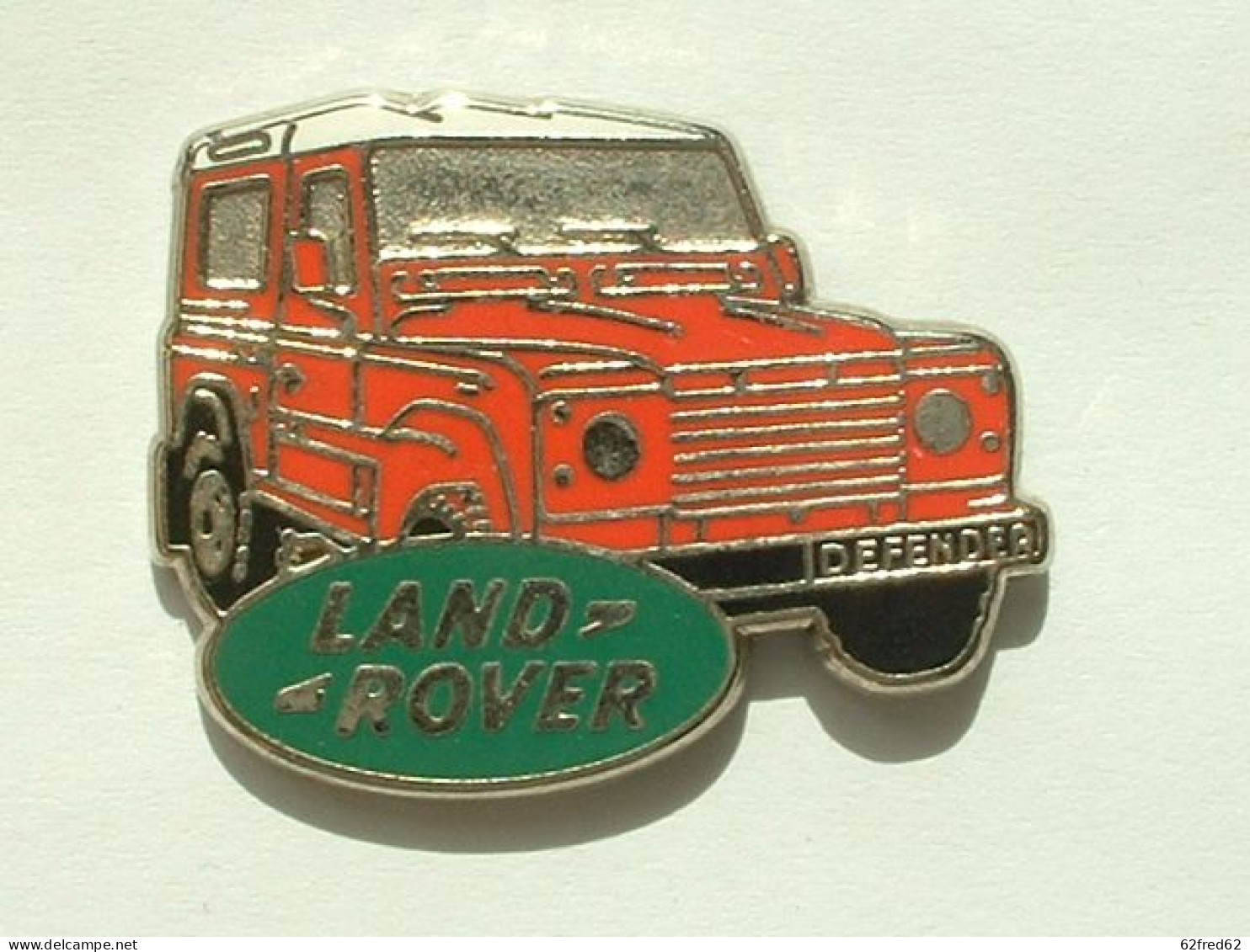 Pin's AUTOMOBILE LAND ROVER - DEFENDER ROUGE  - SIGNE SOFREC - Andere & Zonder Classificatie