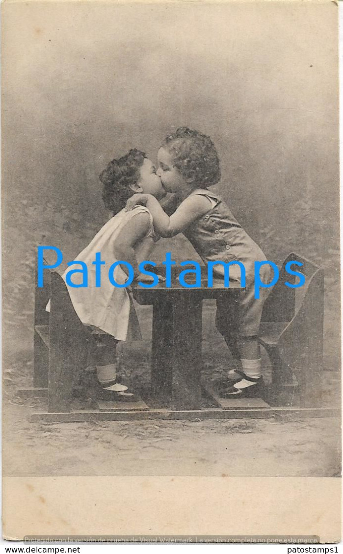 229074 REAL PHOTO CHILDREN KISSING POSTAL POSTCARD - Fotografia