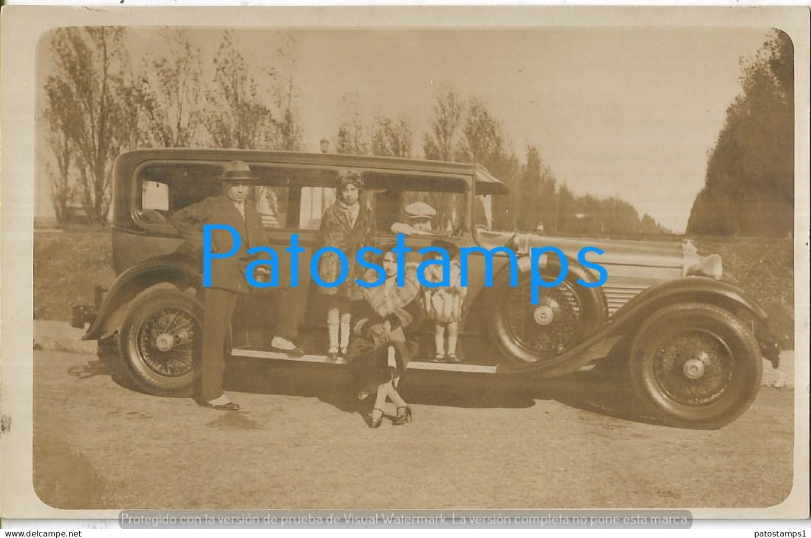 229075 REAL PHOTO AUTOMOBILE OLD CAR AND FAMILY POSTAL POSTCARD - Photographs