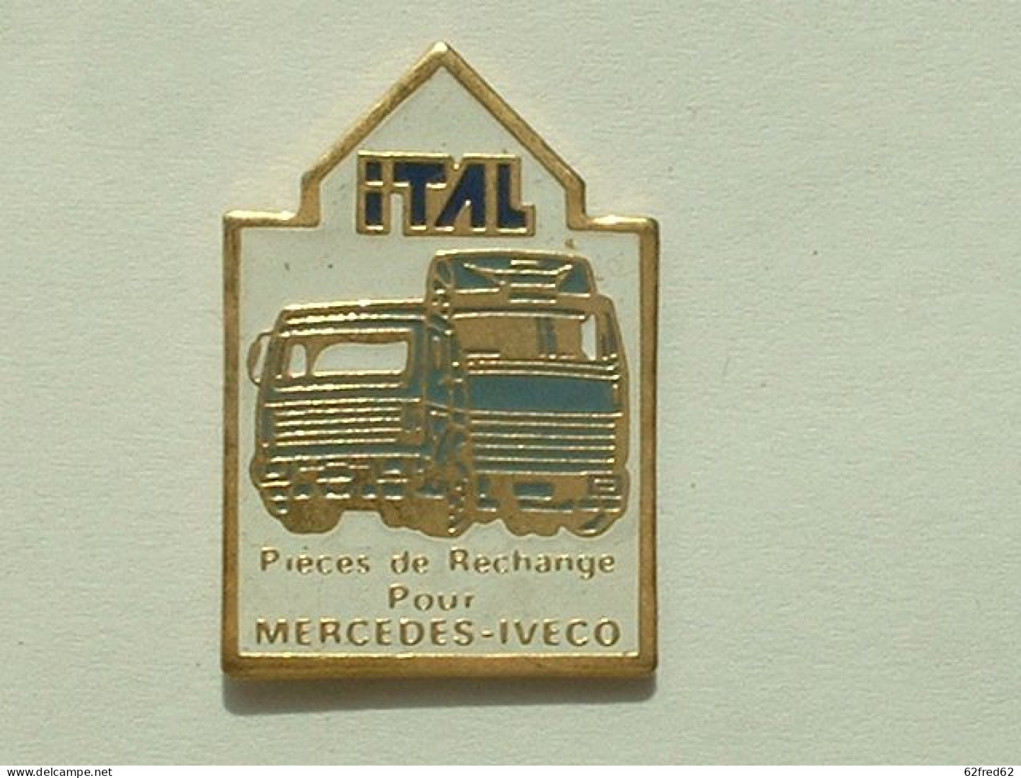 Pin's CAMION - ITAL - PIECES DE RECHANGE POUR  MERCEDES IVECO - Transport