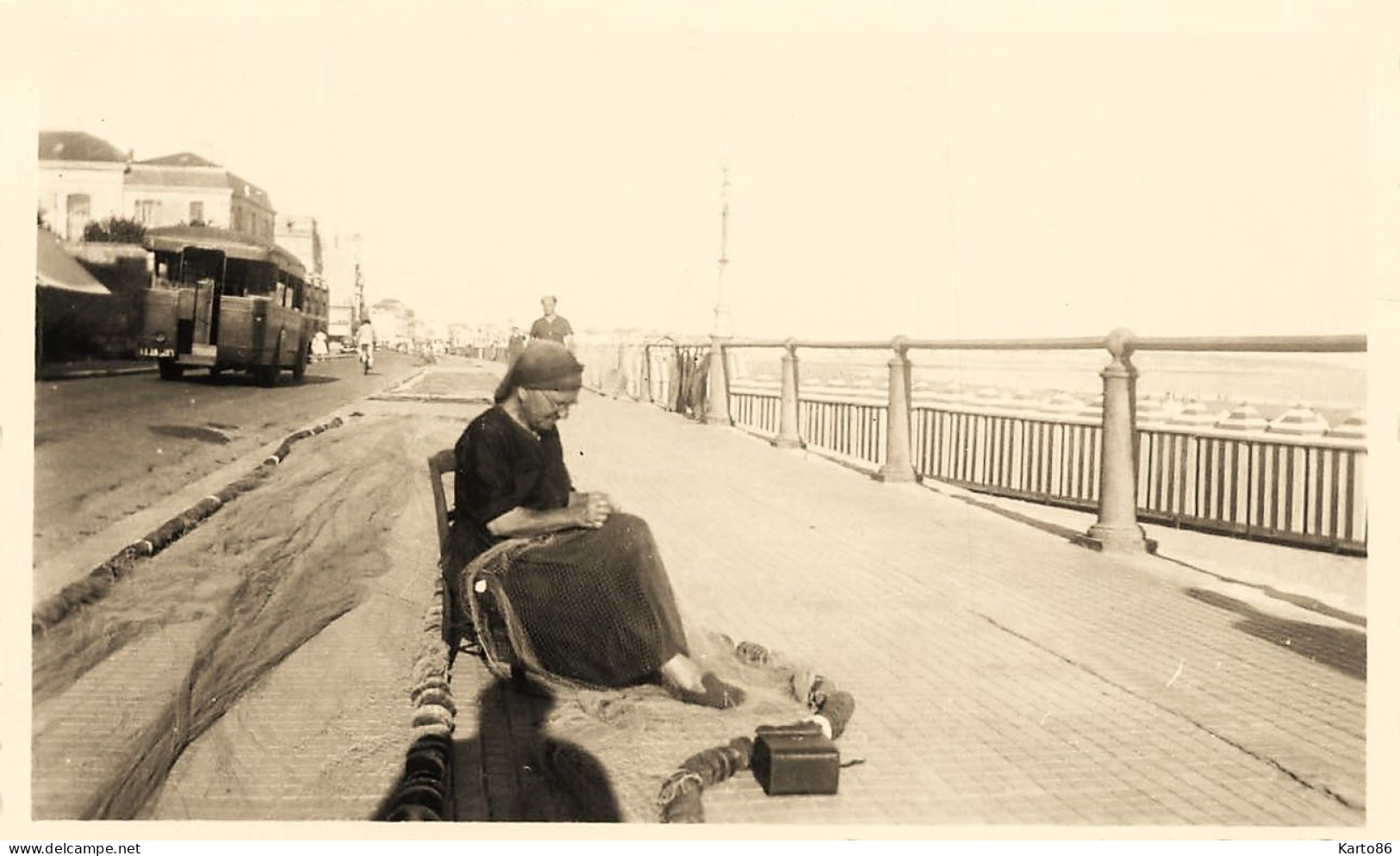 Les Sables D'olonne * Photo Ancienne 1946 * Raccomodeuse De Filets De Pêche , Remblai Et Autobus * 11x7cm - Sables D'Olonne