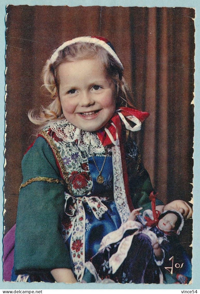 Enfant En Costume De Plougastel-Daoulas - Costumes